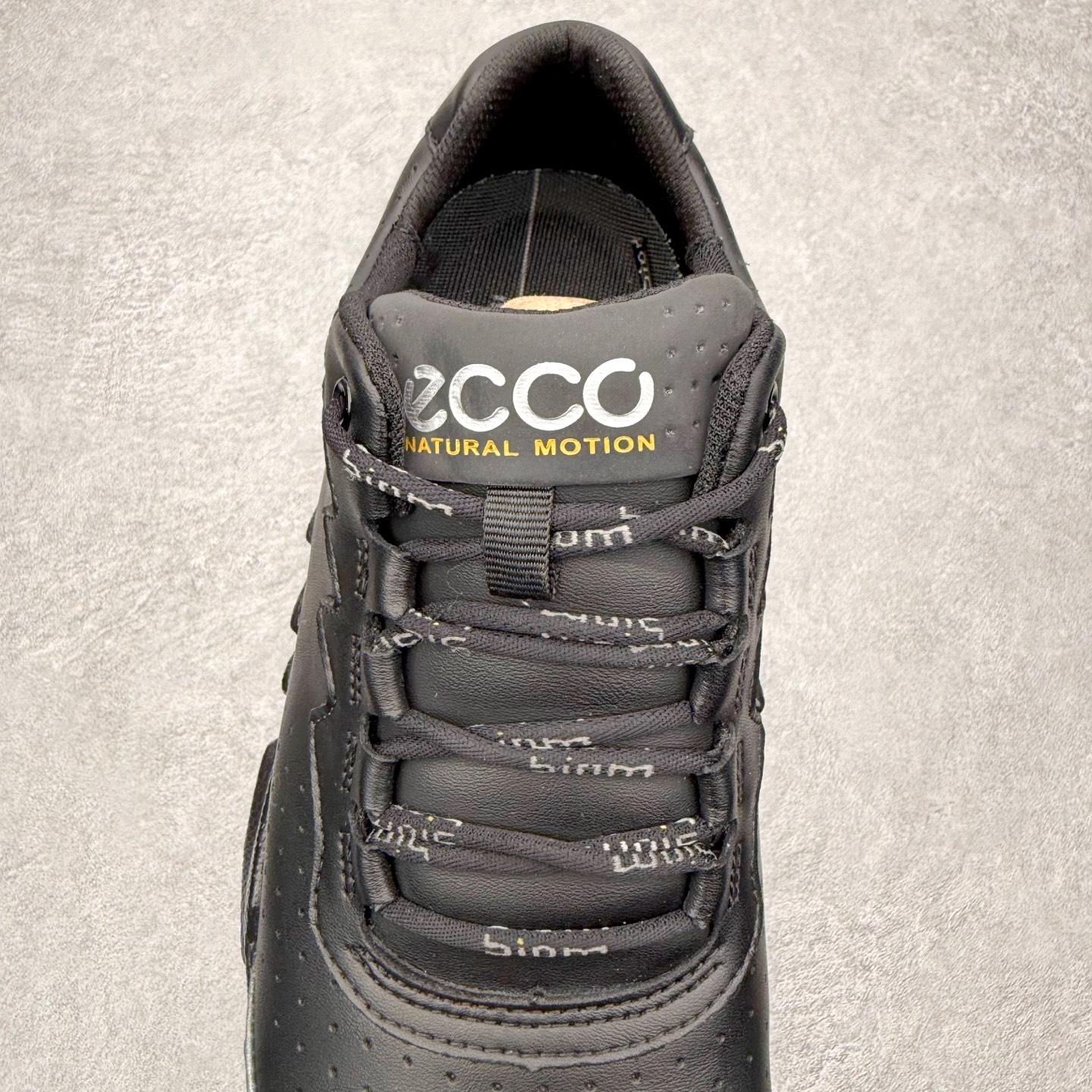 图片[5]-ECCO爱步跑步鞋百搭舒适 秋冬新款厚底休闲运动鞋男鞋 灵动系列 黄景瑜同款 品质牛皮鞋面，轻盈柔韧 具有良好的透气性 细腻柔软 简约系带设计 可自由调节松紧 贴合脚型 PU泡沫橡胶大底 抓地力强 具有良好的防滑耐磨性 时尚简约 休闲百搭 尺码：38 39 40 41 42 43 44 （皮鞋码）-选品中心