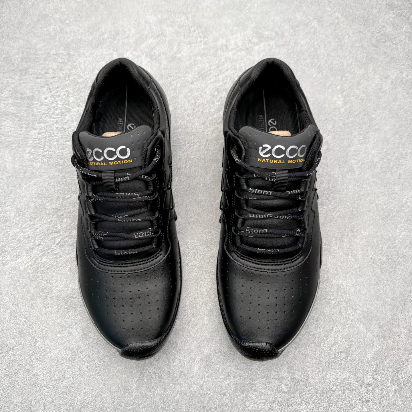 图片[2]-ECCO爱步跑步鞋百搭舒适 秋冬新款厚底休闲运动鞋男鞋 灵动系列 黄景瑜同款 品质牛皮鞋面，轻盈柔韧 具有良好的透气性 细腻柔软 简约系带设计 可自由调节松紧 贴合脚型 PU泡沫橡胶大底 抓地力强 具有良好的防滑耐磨性 时尚简约 休闲百搭 尺码：38 39 40 41 42 43 44 （皮鞋码）-选品中心
