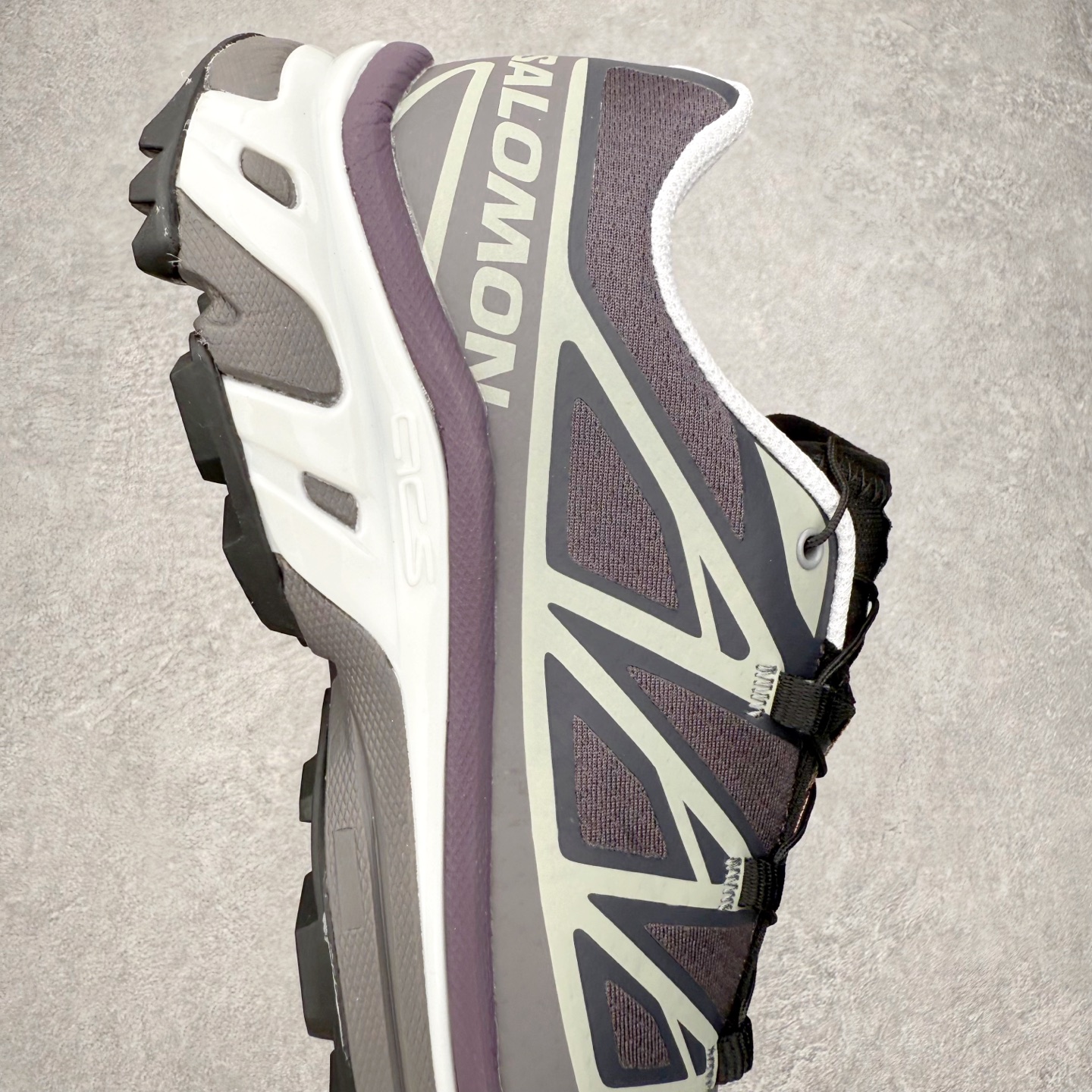 图片[6]-Salomon XT-6 萨洛蒙复古潮流户外机能登山跑鞋 纯原外贸平台特供订单 耗时半年巨作 全套原纸板楦头开发 原厂特供网布配套加持 确保原汁原味 完美呈现版型 原档数据独家私模五层组合大底 男女鞋同步官方开发至46.5 原装Ortholite轻量化鞋垫 中底布带钢印编号 原厂TPU锁扣 进口港宝加持 后跟自然饱满 还原公司包裹性 鞋面以“锯齿”状的包裹系统呈现 在基色底之下加入了各种色点缀 将公司的最新技术和时尚前卫的造型融入耐用的长跑款式中 鞋面由 TPU 薄膜制成 并焊接在高耐磨网眼上 使其既时尚又坚固 由 ACS底盘支撑 可增强稳定性和支撑力 以及由橡胶凸耳 Contragrip外底覆盖的 EVA 缓冲中底 旨在应对崎岖的地形 鞋舌上的彩色Salomon 标签、Quicklace 系统以及鞋头、鞋舌和鞋跟上的附加品牌使细节更加完美 让穿着者可以轻松驾驭户外与通勤下的任何运动生活场景 无缝鞋身户外随意纵横 颜值与脚感兼备 出街通勤 绝对非常吸睛 你值得拥有 尺码：36 36.5 37.5 38 38.5 39 40 40.5 41 42 42.5 43 44 44.5 45 注意：偏小1码-选品中心