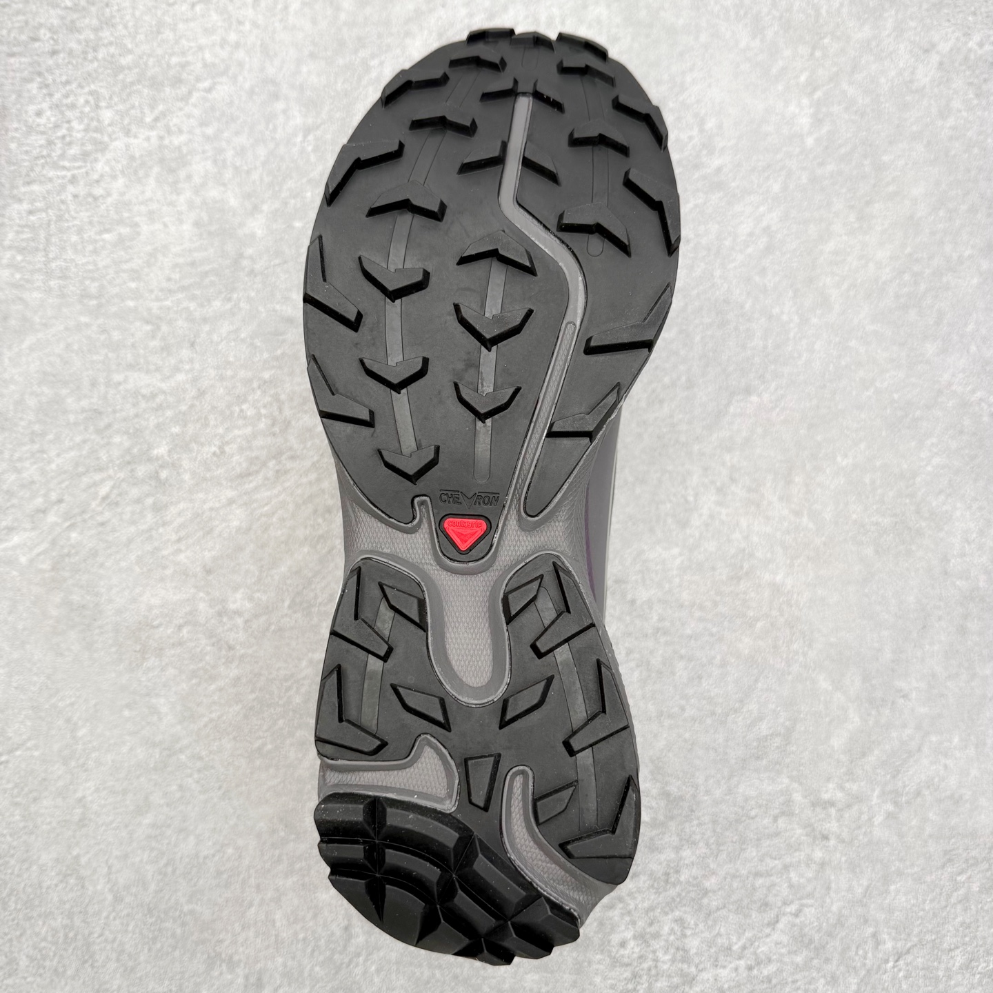 图片[9]-Salomon XT-6 萨洛蒙复古潮流户外机能登山跑鞋 纯原外贸平台特供订单 耗时半年巨作 全套原纸板楦头开发 原厂特供网布配套加持 确保原汁原味 完美呈现版型 原档数据独家私模五层组合大底 男女鞋同步官方开发至46.5 原装Ortholite轻量化鞋垫 中底布带钢印编号 原厂TPU锁扣 进口港宝加持 后跟自然饱满 还原公司包裹性 鞋面以“锯齿”状的包裹系统呈现 在基色底之下加入了各种色点缀 将公司的最新技术和时尚前卫的造型融入耐用的长跑款式中 鞋面由 TPU 薄膜制成 并焊接在高耐磨网眼上 使其既时尚又坚固 由 ACS底盘支撑 可增强稳定性和支撑力 以及由橡胶凸耳 Contragrip外底覆盖的 EVA 缓冲中底 旨在应对崎岖的地形 鞋舌上的彩色Salomon 标签、Quicklace 系统以及鞋头、鞋舌和鞋跟上的附加品牌使细节更加完美 让穿着者可以轻松驾驭户外与通勤下的任何运动生活场景 无缝鞋身户外随意纵横 颜值与脚感兼备 出街通勤 绝对非常吸睛 你值得拥有 尺码：36 36.5 37.5 38 38.5 39 40 40.5 41 42 42.5 43 44 44.5 45 注意：偏小1码-选品中心