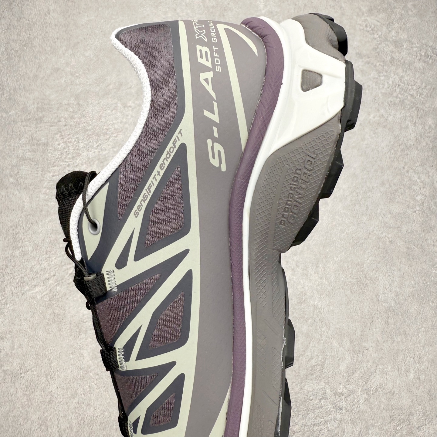 图片[7]-Salomon XT-6 萨洛蒙复古潮流户外机能登山跑鞋 纯原外贸平台特供订单 耗时半年巨作 全套原纸板楦头开发 原厂特供网布配套加持 确保原汁原味 完美呈现版型 原档数据独家私模五层组合大底 男女鞋同步官方开发至46.5 原装Ortholite轻量化鞋垫 中底布带钢印编号 原厂TPU锁扣 进口港宝加持 后跟自然饱满 还原公司包裹性 鞋面以“锯齿”状的包裹系统呈现 在基色底之下加入了各种色点缀 将公司的最新技术和时尚前卫的造型融入耐用的长跑款式中 鞋面由 TPU 薄膜制成 并焊接在高耐磨网眼上 使其既时尚又坚固 由 ACS底盘支撑 可增强稳定性和支撑力 以及由橡胶凸耳 Contragrip外底覆盖的 EVA 缓冲中底 旨在应对崎岖的地形 鞋舌上的彩色Salomon 标签、Quicklace 系统以及鞋头、鞋舌和鞋跟上的附加品牌使细节更加完美 让穿着者可以轻松驾驭户外与通勤下的任何运动生活场景 无缝鞋身户外随意纵横 颜值与脚感兼备 出街通勤 绝对非常吸睛 你值得拥有 尺码：36 36.5 37.5 38 38.5 39 40 40.5 41 42 42.5 43 44 44.5 45 注意：偏小1码-选品中心