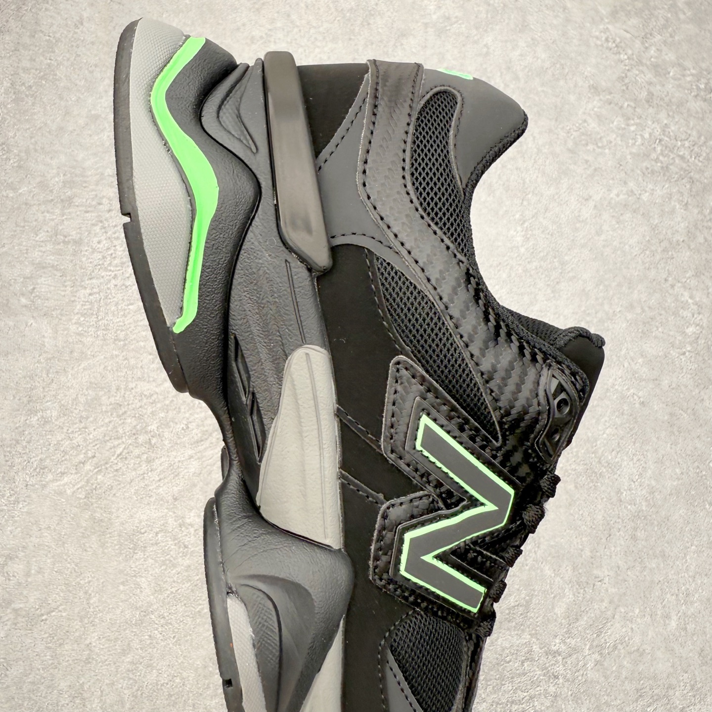 图片[6]-New Balance NB9060 复古运动鞋 新百伦又带来了新鞋型 并且是与芝加哥街头品牌 Joe Freshgoods 的联名款 鞋身主体采用了类似 990 系列的设计风格 与传统复古慢跑鞋区别不大 最大的变化就是鞋底部分 在传统设计的中底外层 增加了多个分区的模块 圆润的线条设计与我们熟悉的 New Balance 风格截然不同 但与同样充满弧形线条的鞋面搭配 看起来毫无违和感 尺码：36-45-选品中心