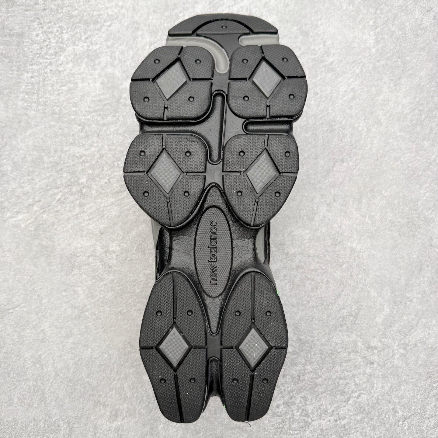 图片[9]-New Balance NB9060 复古运动鞋 新百伦又带来了新鞋型 并且是与芝加哥街头品牌 Joe Freshgoods 的联名款 鞋身主体采用了类似 990 系列的设计风格 与传统复古慢跑鞋区别不大 最大的变化就是鞋底部分 在传统设计的中底外层 增加了多个分区的模块 圆润的线条设计与我们熟悉的 New Balance 风格截然不同 但与同样充满弧形线条的鞋面搭配 看起来毫无违和感 尺码：36-45-选品中心