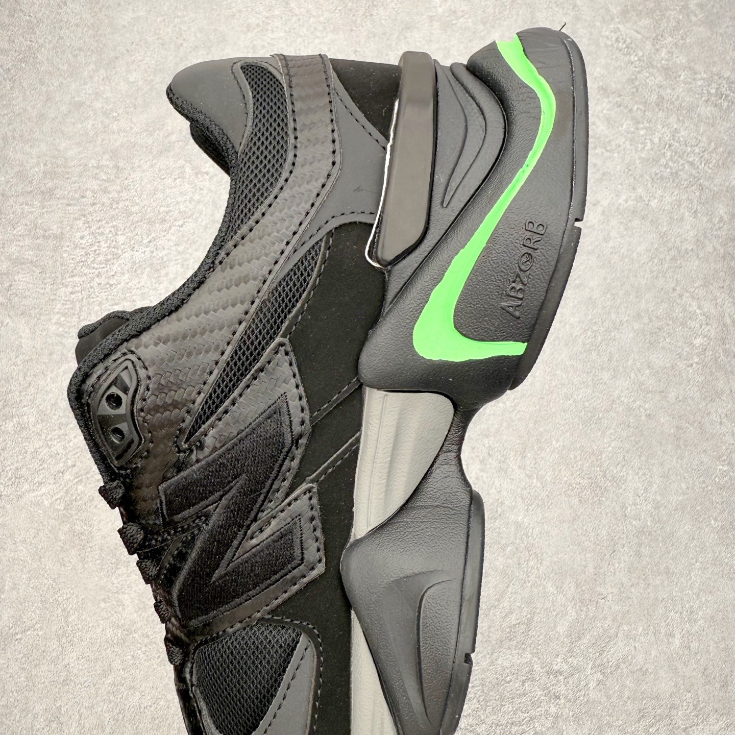 图片[7]-New Balance NB9060 复古运动鞋 新百伦又带来了新鞋型 并且是与芝加哥街头品牌 Joe Freshgoods 的联名款 鞋身主体采用了类似 990 系列的设计风格 与传统复古慢跑鞋区别不大 最大的变化就是鞋底部分 在传统设计的中底外层 增加了多个分区的模块 圆润的线条设计与我们熟悉的 New Balance 风格截然不同 但与同样充满弧形线条的鞋面搭配 看起来毫无违和感 尺码：36-45-选品中心