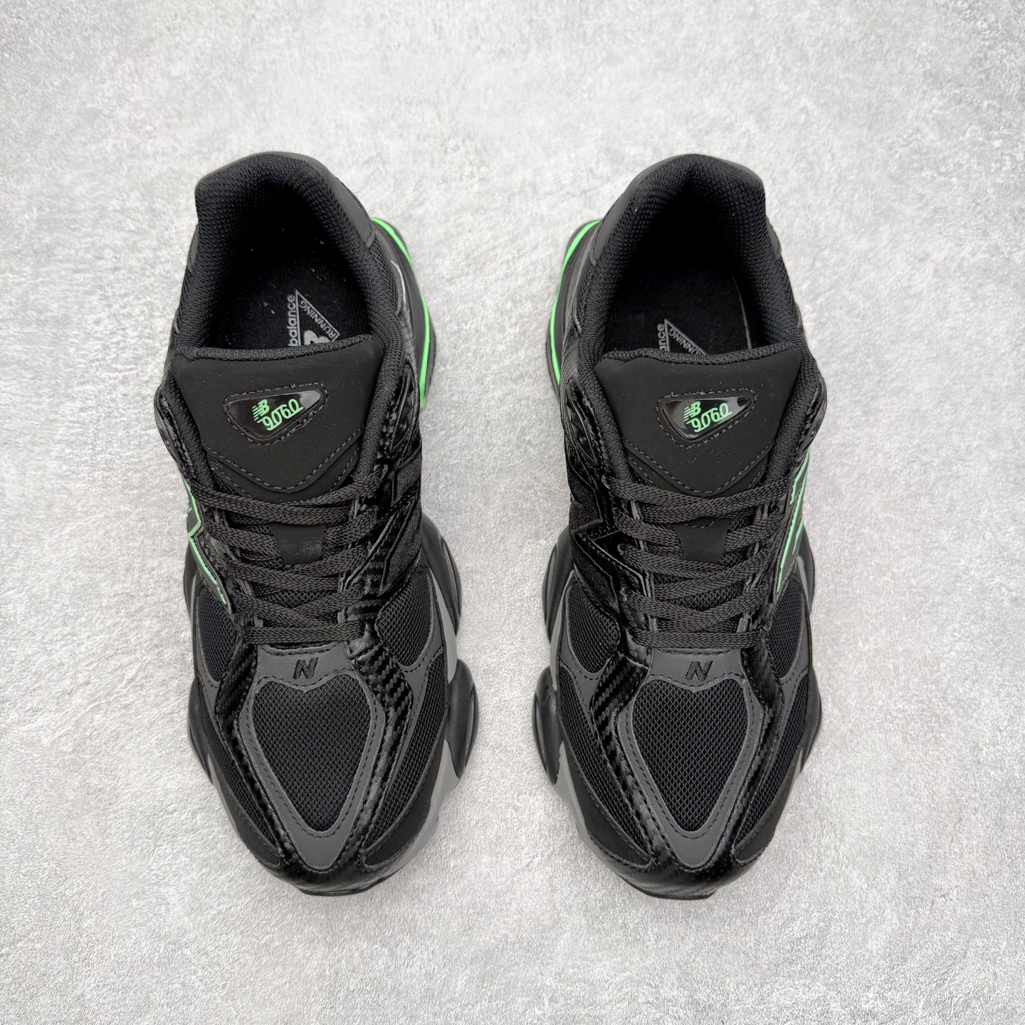 图片[2]-New Balance NB9060 复古运动鞋 新百伦又带来了新鞋型 并且是与芝加哥街头品牌 Joe Freshgoods 的联名款 鞋身主体采用了类似 990 系列的设计风格 与传统复古慢跑鞋区别不大 最大的变化就是鞋底部分 在传统设计的中底外层 增加了多个分区的模块 圆润的线条设计与我们熟悉的 New Balance 风格截然不同 但与同样充满弧形线条的鞋面搭配 看起来毫无违和感 尺码：36-45-选品中心