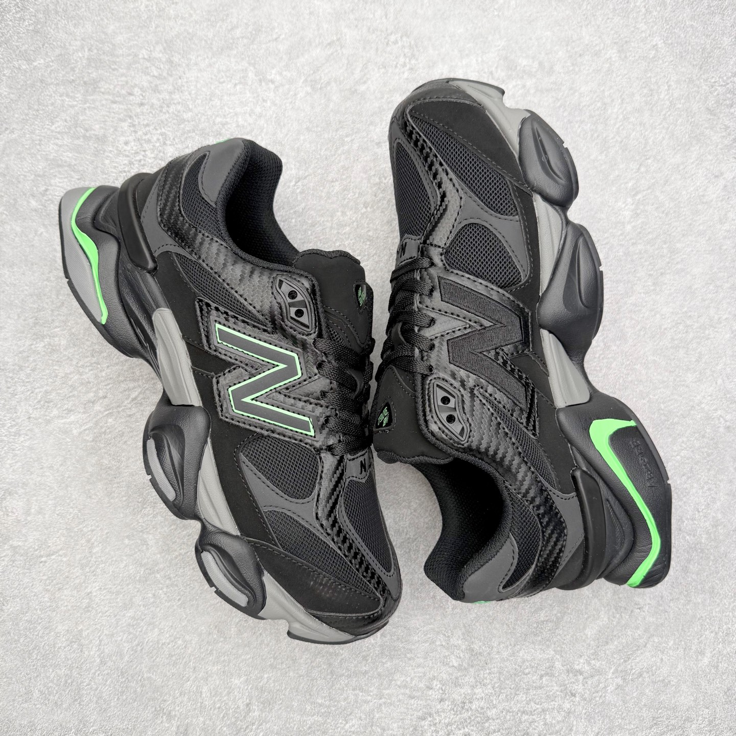 图片[3]-New Balance NB9060 复古运动鞋 新百伦又带来了新鞋型 并且是与芝加哥街头品牌 Joe Freshgoods 的联名款 鞋身主体采用了类似 990 系列的设计风格 与传统复古慢跑鞋区别不大 最大的变化就是鞋底部分 在传统设计的中底外层 增加了多个分区的模块 圆润的线条设计与我们熟悉的 New Balance 风格截然不同 但与同样充满弧形线条的鞋面搭配 看起来毫无违和感 尺码：36-45-选品中心