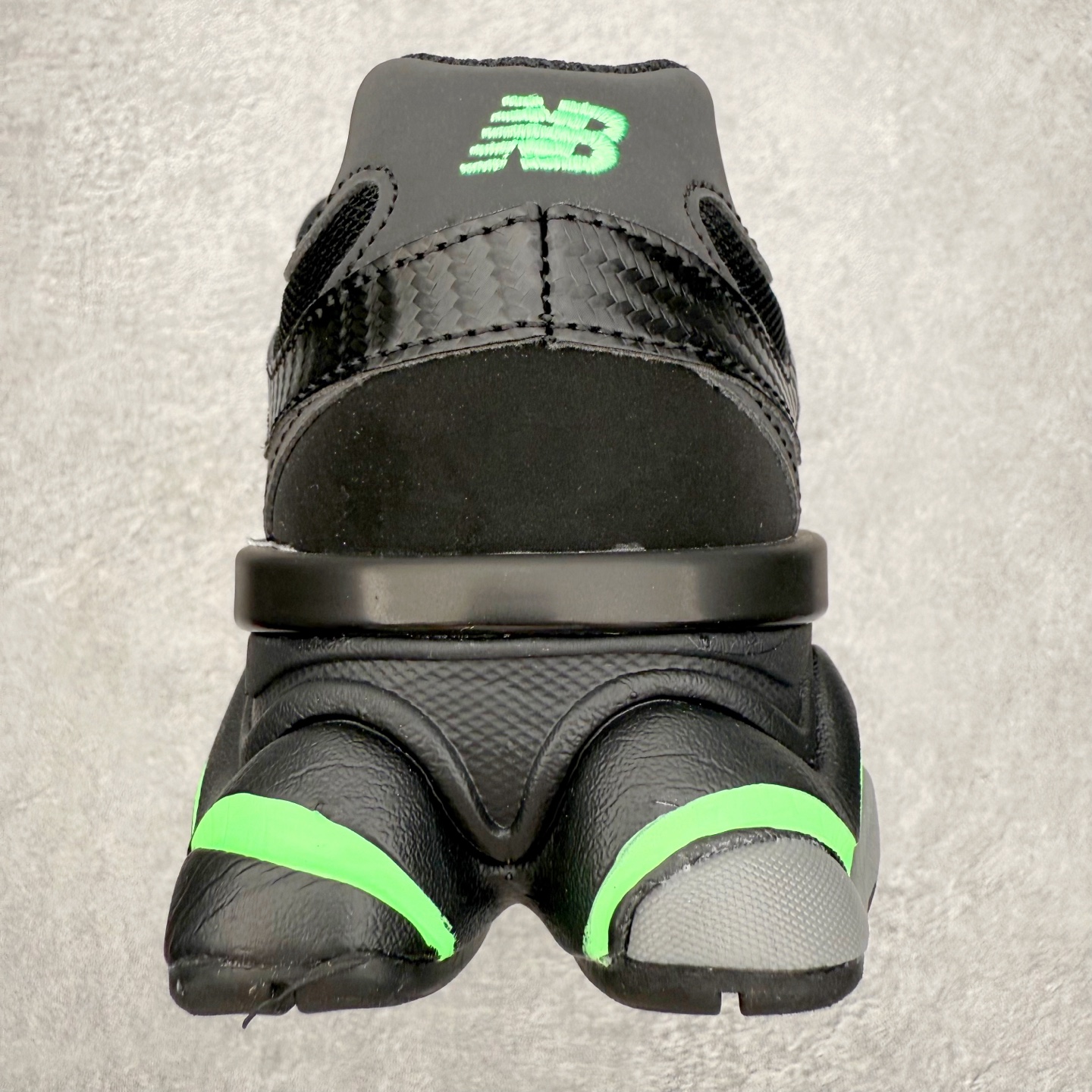 图片[8]-New Balance NB9060 复古运动鞋 新百伦又带来了新鞋型 并且是与芝加哥街头品牌 Joe Freshgoods 的联名款 鞋身主体采用了类似 990 系列的设计风格 与传统复古慢跑鞋区别不大 最大的变化就是鞋底部分 在传统设计的中底外层 增加了多个分区的模块 圆润的线条设计与我们熟悉的 New Balance 风格截然不同 但与同样充满弧形线条的鞋面搭配 看起来毫无违和感 尺码：36-45-选品中心