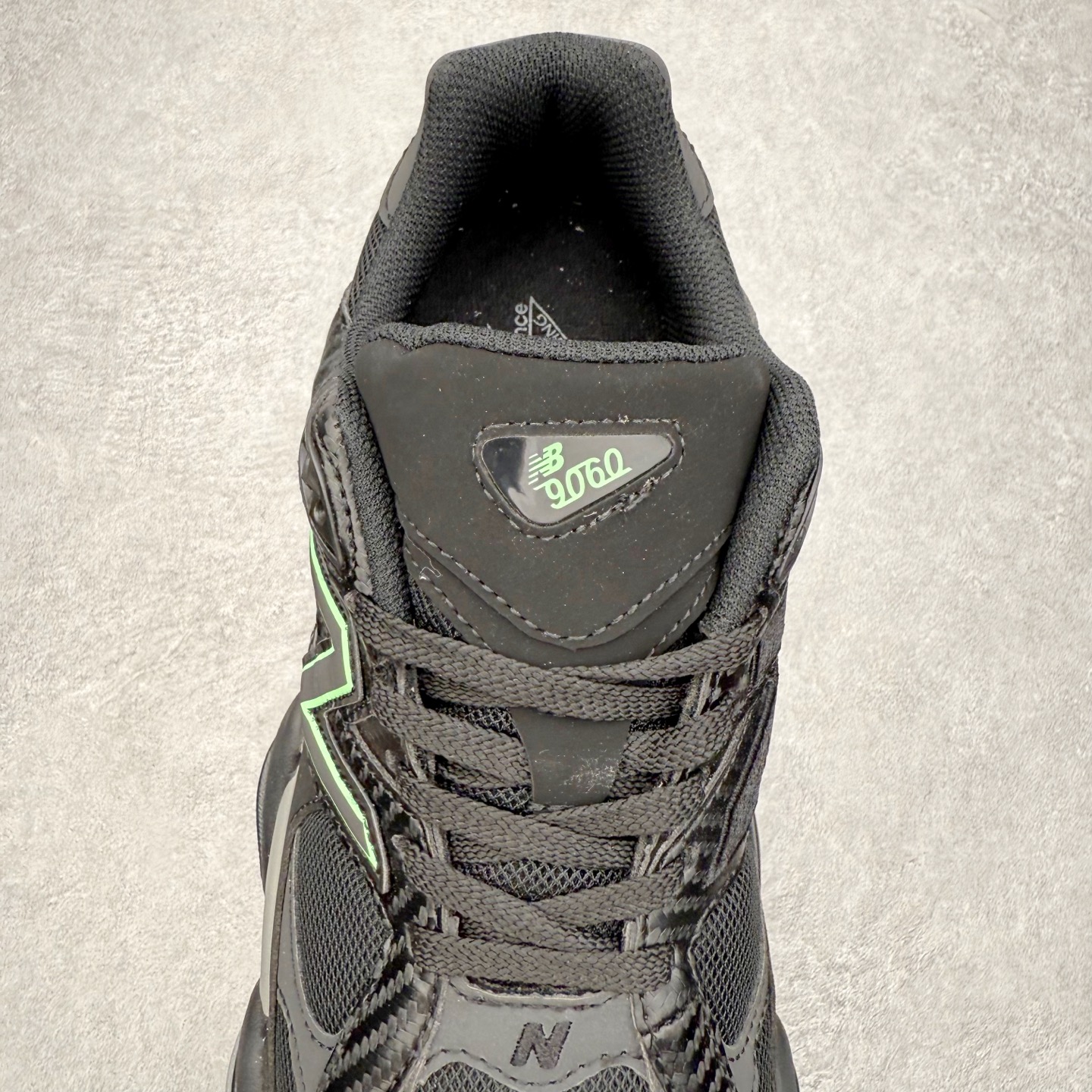 图片[5]-New Balance NB9060 复古运动鞋 新百伦又带来了新鞋型 并且是与芝加哥街头品牌 Joe Freshgoods 的联名款 鞋身主体采用了类似 990 系列的设计风格 与传统复古慢跑鞋区别不大 最大的变化就是鞋底部分 在传统设计的中底外层 增加了多个分区的模块 圆润的线条设计与我们熟悉的 New Balance 风格截然不同 但与同样充满弧形线条的鞋面搭配 看起来毫无违和感 尺码：36-45-选品中心