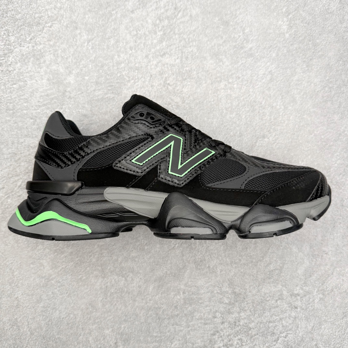 New Balance NB9060 复古运动鞋 新百伦又带来了新鞋型 并且是与芝加哥街头品牌 Joe Freshgoods 的联名款 鞋身主体采用了类似 990 系列的设计风格 与传统复古慢跑鞋区别不大 最大的变化就是鞋底部分 在传统设计的中底外层 增加了多个分区的模块 圆润的线条设计与我们熟悉的 New Balance 风格截然不同 但与同样充满弧形线条的鞋面搭配 看起来毫无违和感 尺码：36-45-选品中心