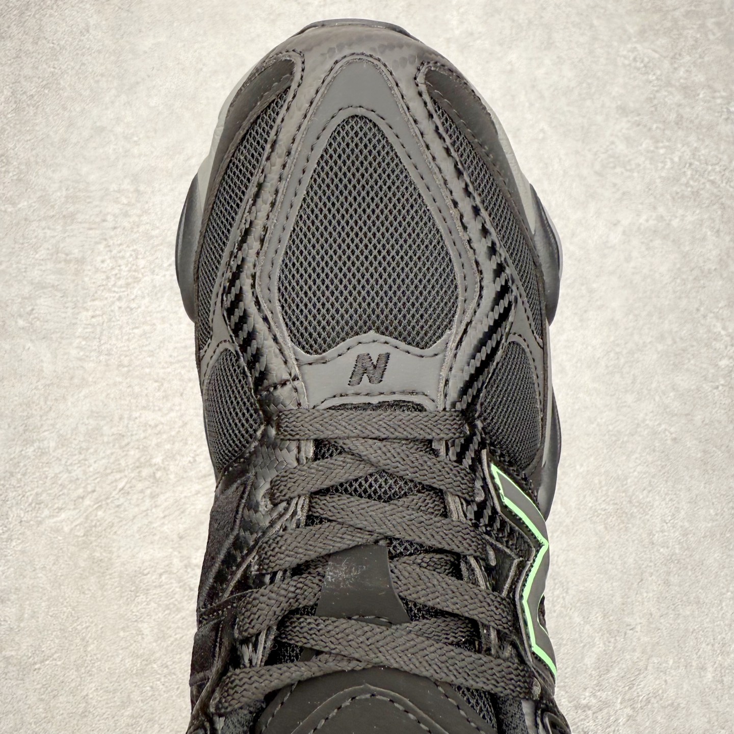 图片[4]-New Balance NB9060 复古运动鞋 新百伦又带来了新鞋型 并且是与芝加哥街头品牌 Joe Freshgoods 的联名款 鞋身主体采用了类似 990 系列的设计风格 与传统复古慢跑鞋区别不大 最大的变化就是鞋底部分 在传统设计的中底外层 增加了多个分区的模块 圆润的线条设计与我们熟悉的 New Balance 风格截然不同 但与同样充满弧形线条的鞋面搭配 看起来毫无违和感 尺码：36-45-选品中心