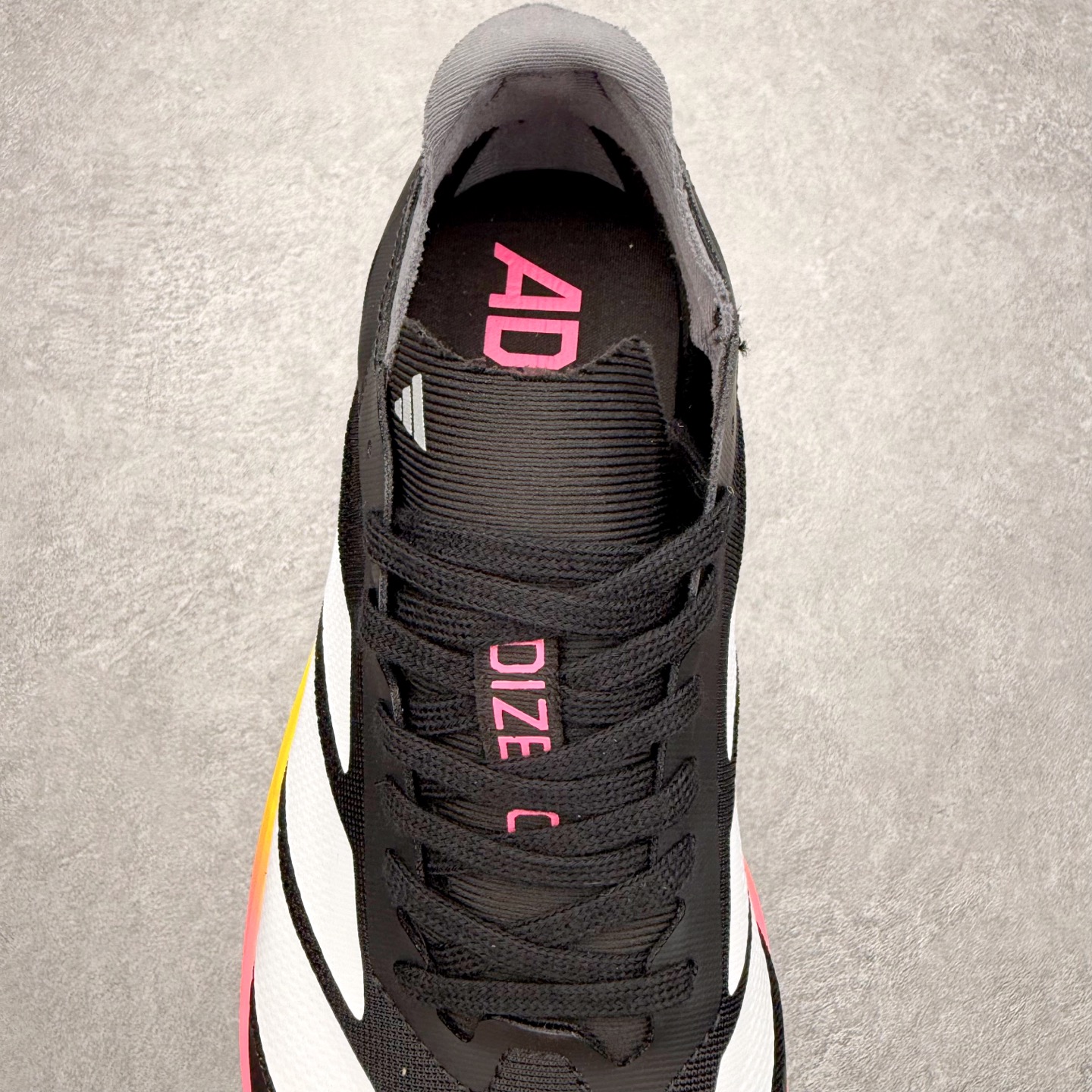 图片[5]-AD Adizero Drive RC M 马拉松竞速专业跑鞋 CELERMESH针织网面非常轻薄 纤维间的缝隙很大 可以保证跑步时的透气、排汗效果 鞋舌直接与两侧的内衬和鞋底连接在一起 在跑步过程中不会被鞋舌的左右移动所困扰 在标准鞋带孔的基础上再拓宽一组鞋带孔 适合不同脚型的需求 突破性 EnergyRods 技术，有助于跑者实现更好的成绩 中底独特的LIGHTSTRIKE PRO泡棉材质 微弹感觉在跑步过程中给予了良好的支撑体验 对于顶级精英和高水平进阶跑者来说 ADIOS PRO是一双值得信赖的竞速比赛用鞋 尺码：36 36.5 37.5 38 38.5 39 40 40.5 41 42 42.5 43 44 44.5 45-选品中心