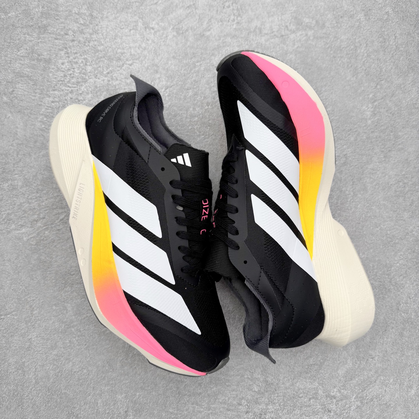 图片[3]-AD Adizero Drive RC M 马拉松竞速专业跑鞋 CELERMESH针织网面非常轻薄 纤维间的缝隙很大 可以保证跑步时的透气、排汗效果 鞋舌直接与两侧的内衬和鞋底连接在一起 在跑步过程中不会被鞋舌的左右移动所困扰 在标准鞋带孔的基础上再拓宽一组鞋带孔 适合不同脚型的需求 突破性 EnergyRods 技术，有助于跑者实现更好的成绩 中底独特的LIGHTSTRIKE PRO泡棉材质 微弹感觉在跑步过程中给予了良好的支撑体验 对于顶级精英和高水平进阶跑者来说 ADIOS PRO是一双值得信赖的竞速比赛用鞋 尺码：36 36.5 37.5 38 38.5 39 40 40.5 41 42 42.5 43 44 44.5 45-选品中心