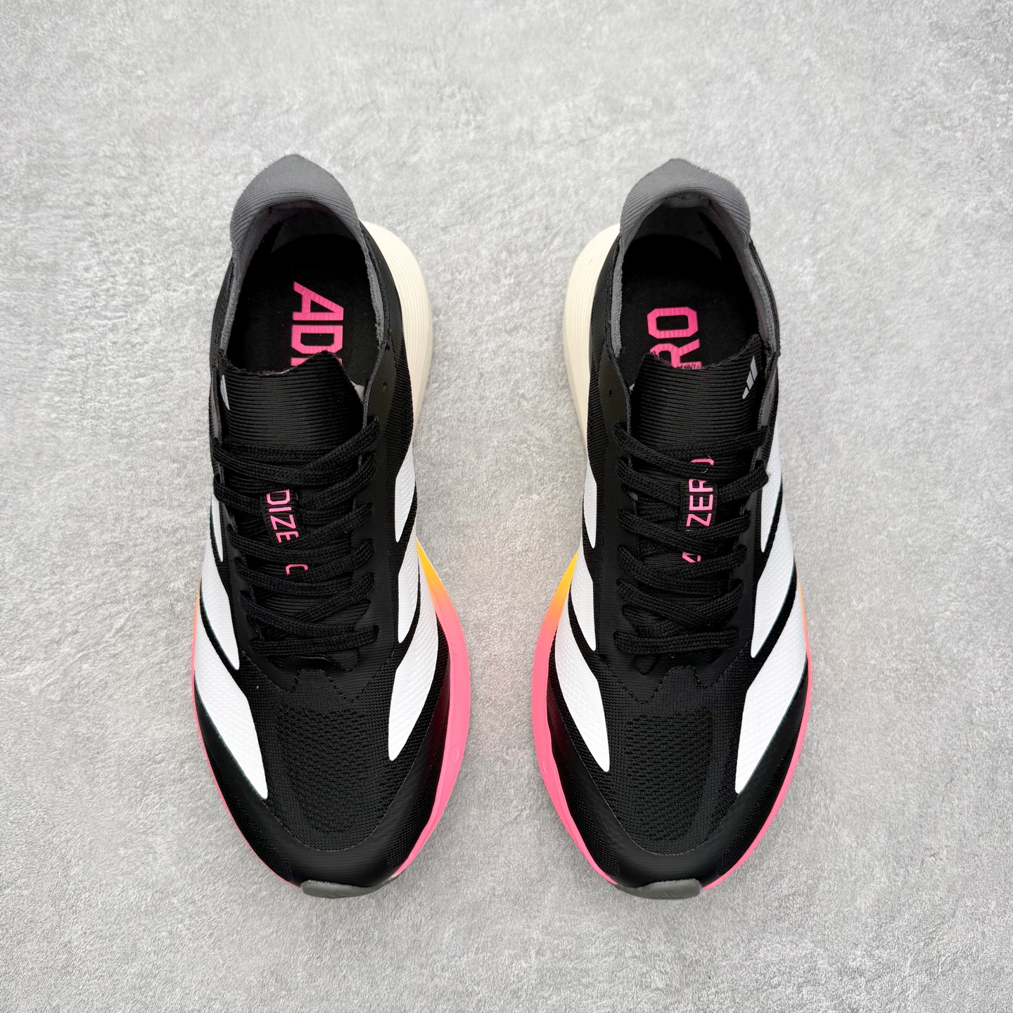 图片[2]-AD Adizero Drive RC M 马拉松竞速专业跑鞋 CELERMESH针织网面非常轻薄 纤维间的缝隙很大 可以保证跑步时的透气、排汗效果 鞋舌直接与两侧的内衬和鞋底连接在一起 在跑步过程中不会被鞋舌的左右移动所困扰 在标准鞋带孔的基础上再拓宽一组鞋带孔 适合不同脚型的需求 突破性 EnergyRods 技术，有助于跑者实现更好的成绩 中底独特的LIGHTSTRIKE PRO泡棉材质 微弹感觉在跑步过程中给予了良好的支撑体验 对于顶级精英和高水平进阶跑者来说 ADIOS PRO是一双值得信赖的竞速比赛用鞋 尺码：36 36.5 37.5 38 38.5 39 40 40.5 41 42 42.5 43 44 44.5 45-选品中心