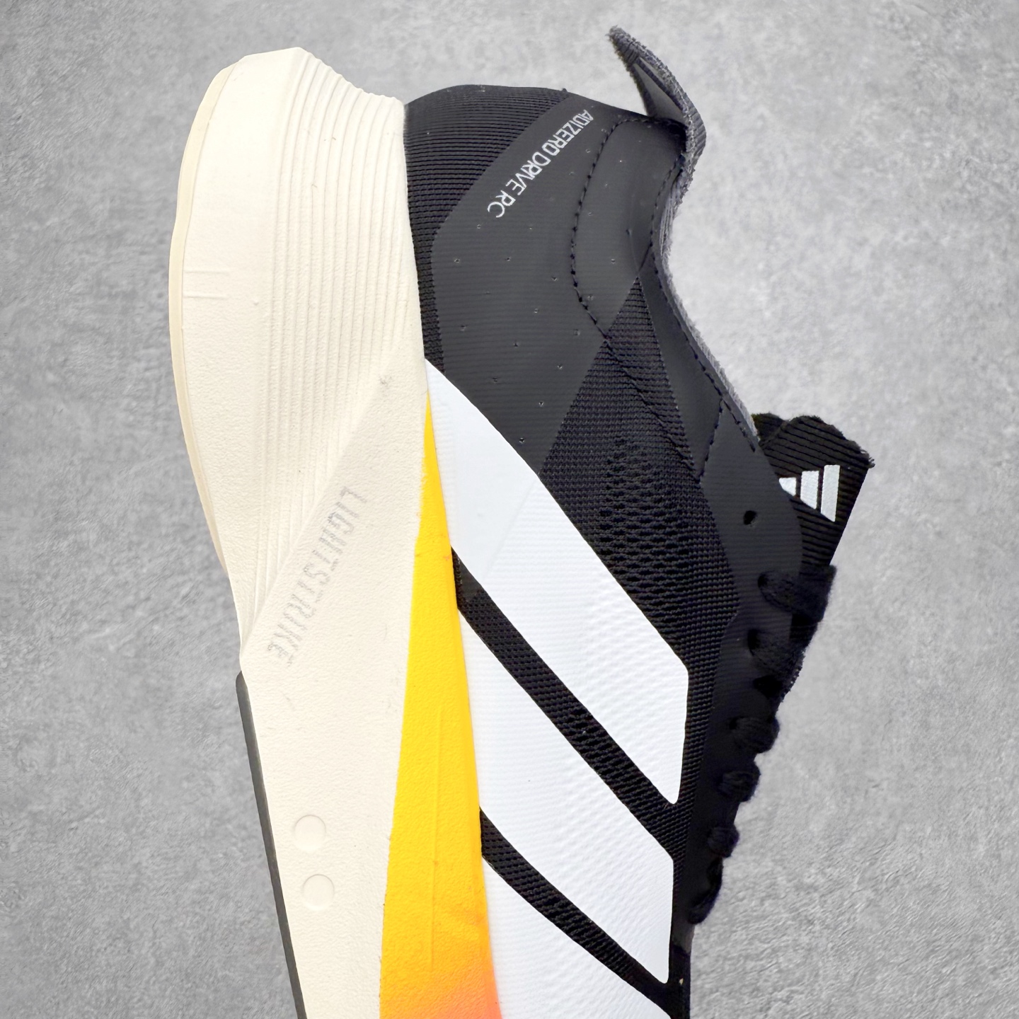 图片[6]-AD Adizero Drive RC M 马拉松竞速专业跑鞋 CELERMESH针织网面非常轻薄 纤维间的缝隙很大 可以保证跑步时的透气、排汗效果 鞋舌直接与两侧的内衬和鞋底连接在一起 在跑步过程中不会被鞋舌的左右移动所困扰 在标准鞋带孔的基础上再拓宽一组鞋带孔 适合不同脚型的需求 突破性 EnergyRods 技术，有助于跑者实现更好的成绩 中底独特的LIGHTSTRIKE PRO泡棉材质 微弹感觉在跑步过程中给予了良好的支撑体验 对于顶级精英和高水平进阶跑者来说 ADIOS PRO是一双值得信赖的竞速比赛用鞋 尺码：36 36.5 37.5 38 38.5 39 40 40.5 41 42 42.5 43 44 44.5 45-选品中心