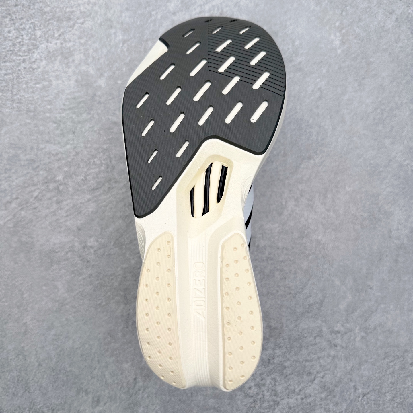 图片[9]-AD Adizero Drive RC M 马拉松竞速专业跑鞋 CELERMESH针织网面非常轻薄 纤维间的缝隙很大 可以保证跑步时的透气、排汗效果 鞋舌直接与两侧的内衬和鞋底连接在一起 在跑步过程中不会被鞋舌的左右移动所困扰 在标准鞋带孔的基础上再拓宽一组鞋带孔 适合不同脚型的需求 突破性 EnergyRods 技术，有助于跑者实现更好的成绩 中底独特的LIGHTSTRIKE PRO泡棉材质 微弹感觉在跑步过程中给予了良好的支撑体验 对于顶级精英和高水平进阶跑者来说 ADIOS PRO是一双值得信赖的竞速比赛用鞋 尺码：36 36.5 37.5 38 38.5 39 40 40.5 41 42 42.5 43 44 44.5 45-选品中心