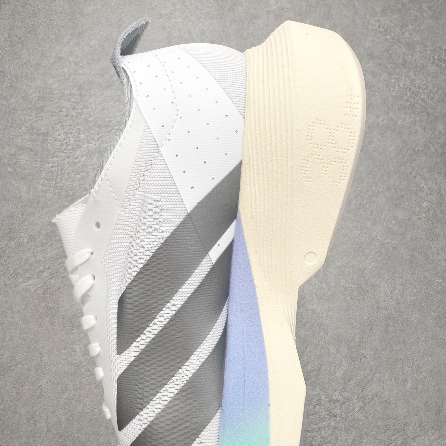 图片[7]-AD Adizero Drive RC M 马拉松竞速专业跑鞋 CELERMESH针织网面非常轻薄 纤维间的缝隙很大 可以保证跑步时的透气、排汗效果 鞋舌直接与两侧的内衬和鞋底连接在一起 在跑步过程中不会被鞋舌的左右移动所困扰 在标准鞋带孔的基础上再拓宽一组鞋带孔 适合不同脚型的需求 突破性 EnergyRods 技术，有助于跑者实现更好的成绩 中底独特的LIGHTSTRIKE PRO泡棉材质 微弹感觉在跑步过程中给予了良好的支撑体验 对于顶级精英和高水平进阶跑者来说 ADIOS PRO是一双值得信赖的竞速比赛用鞋 尺码：36 36.5 37.5 38 38.5 39 40 40.5 41 42 42.5 43 44 44.5 45-选品中心