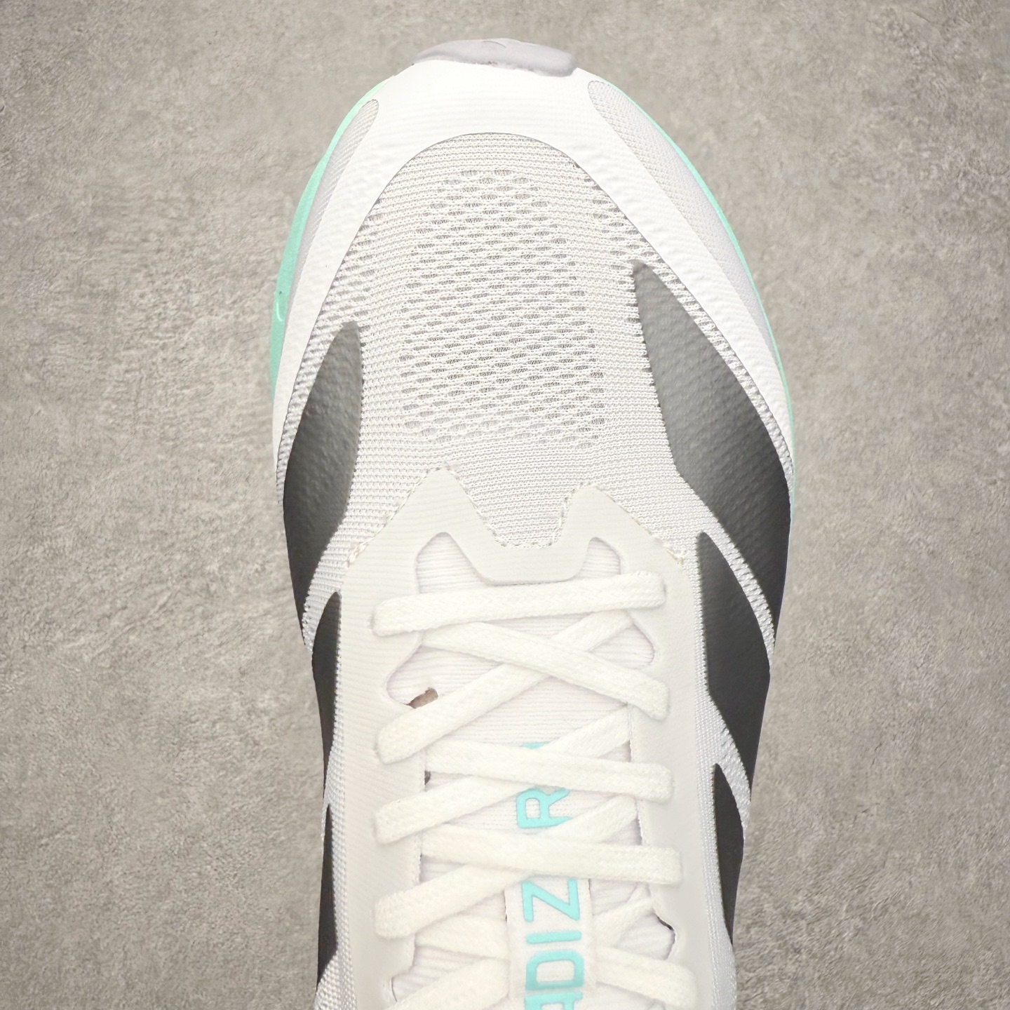 图片[4]-AD Adizero Drive RC M 马拉松竞速专业跑鞋 CELERMESH针织网面非常轻薄 纤维间的缝隙很大 可以保证跑步时的透气、排汗效果 鞋舌直接与两侧的内衬和鞋底连接在一起 在跑步过程中不会被鞋舌的左右移动所困扰 在标准鞋带孔的基础上再拓宽一组鞋带孔 适合不同脚型的需求 突破性 EnergyRods 技术，有助于跑者实现更好的成绩 中底独特的LIGHTSTRIKE PRO泡棉材质 微弹感觉在跑步过程中给予了良好的支撑体验 对于顶级精英和高水平进阶跑者来说 ADIOS PRO是一双值得信赖的竞速比赛用鞋 尺码：36 36.5 37.5 38 38.5 39 40 40.5 41 42 42.5 43 44 44.5 45-选品中心