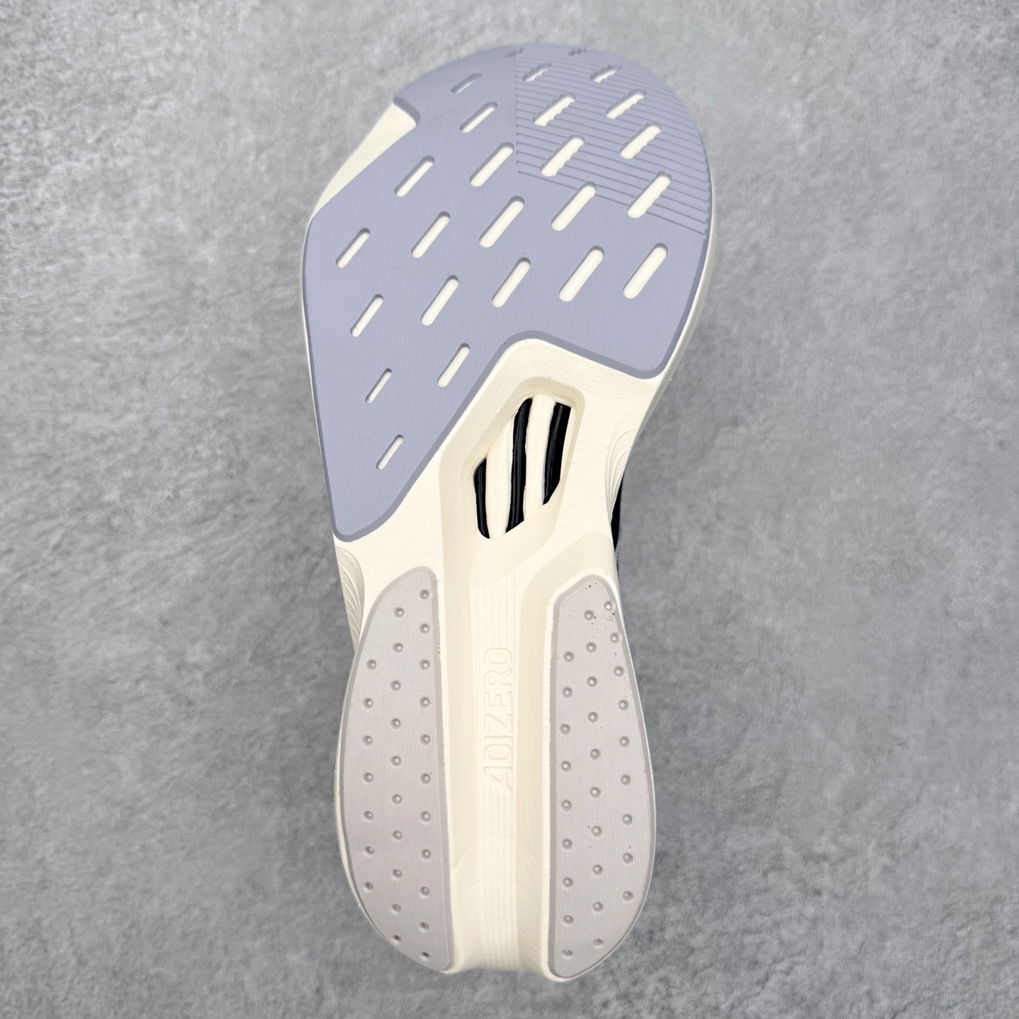 图片[9]-AD Adizero Drive RC M 马拉松竞速专业跑鞋 CELERMESH针织网面非常轻薄 纤维间的缝隙很大 可以保证跑步时的透气、排汗效果 鞋舌直接与两侧的内衬和鞋底连接在一起 在跑步过程中不会被鞋舌的左右移动所困扰 在标准鞋带孔的基础上再拓宽一组鞋带孔 适合不同脚型的需求 突破性 EnergyRods 技术，有助于跑者实现更好的成绩 中底独特的LIGHTSTRIKE PRO泡棉材质 微弹感觉在跑步过程中给予了良好的支撑体验 对于顶级精英和高水平进阶跑者来说 ADIOS PRO是一双值得信赖的竞速比赛用鞋 尺码：36 36.5 37.5 38 38.5 39 40 40.5 41 42 42.5 43 44 44.5 45-选品中心