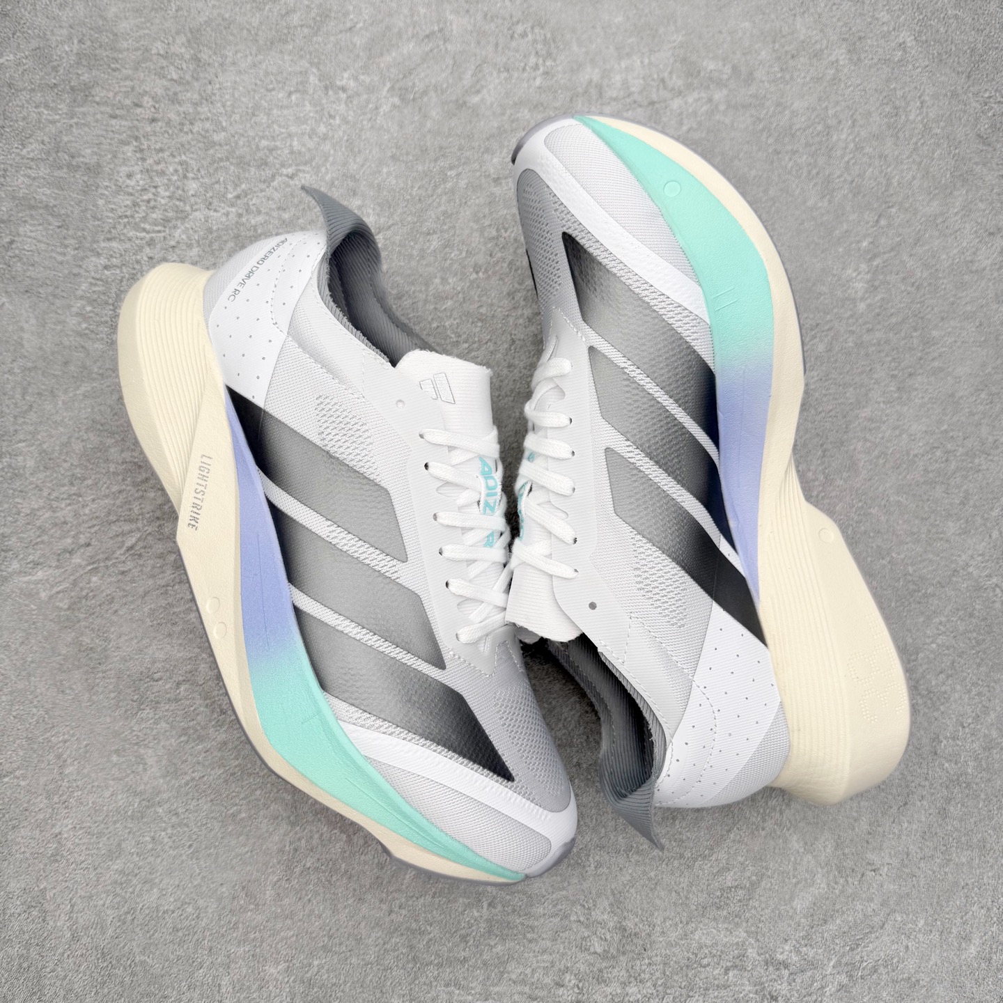 图片[3]-AD Adizero Drive RC M 马拉松竞速专业跑鞋 CELERMESH针织网面非常轻薄 纤维间的缝隙很大 可以保证跑步时的透气、排汗效果 鞋舌直接与两侧的内衬和鞋底连接在一起 在跑步过程中不会被鞋舌的左右移动所困扰 在标准鞋带孔的基础上再拓宽一组鞋带孔 适合不同脚型的需求 突破性 EnergyRods 技术，有助于跑者实现更好的成绩 中底独特的LIGHTSTRIKE PRO泡棉材质 微弹感觉在跑步过程中给予了良好的支撑体验 对于顶级精英和高水平进阶跑者来说 ADIOS PRO是一双值得信赖的竞速比赛用鞋 尺码：36 36.5 37.5 38 38.5 39 40 40.5 41 42 42.5 43 44 44.5 45-选品中心