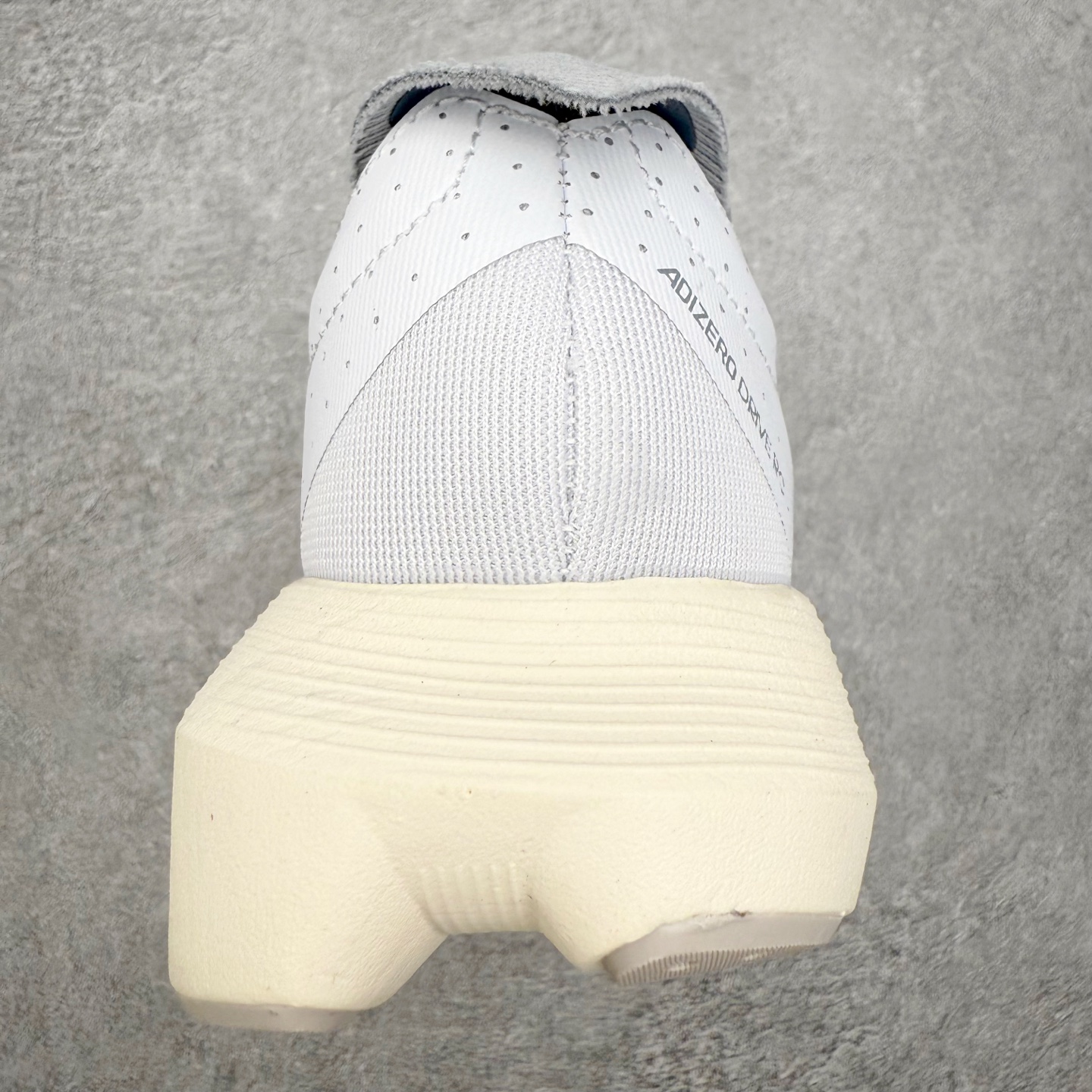 图片[8]-AD Adizero Drive RC M 马拉松竞速专业跑鞋 CELERMESH针织网面非常轻薄 纤维间的缝隙很大 可以保证跑步时的透气、排汗效果 鞋舌直接与两侧的内衬和鞋底连接在一起 在跑步过程中不会被鞋舌的左右移动所困扰 在标准鞋带孔的基础上再拓宽一组鞋带孔 适合不同脚型的需求 突破性 EnergyRods 技术，有助于跑者实现更好的成绩 中底独特的LIGHTSTRIKE PRO泡棉材质 微弹感觉在跑步过程中给予了良好的支撑体验 对于顶级精英和高水平进阶跑者来说 ADIOS PRO是一双值得信赖的竞速比赛用鞋 尺码：36 36.5 37.5 38 38.5 39 40 40.5 41 42 42.5 43 44 44.5 45-选品中心