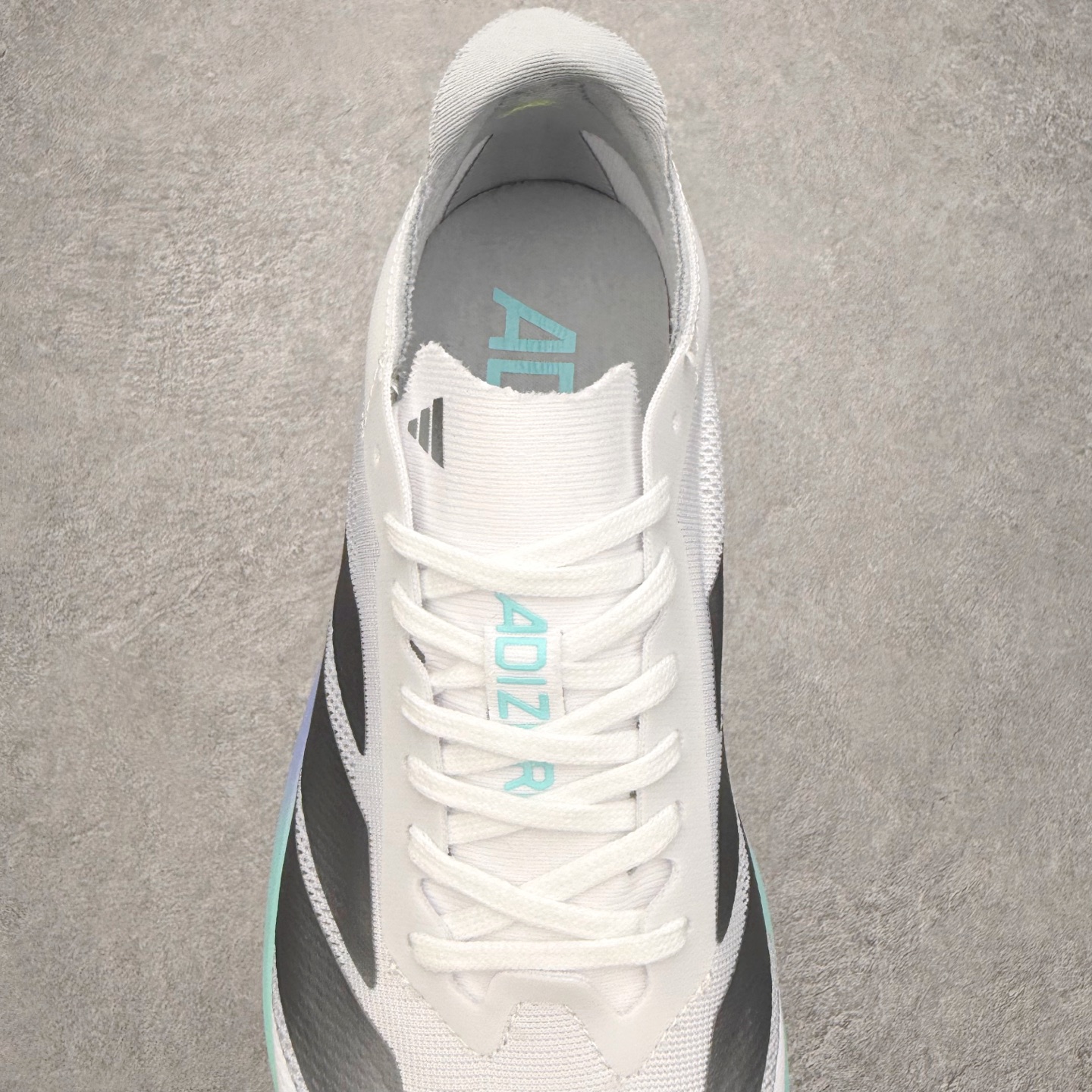 图片[5]-AD Adizero Drive RC M 马拉松竞速专业跑鞋 CELERMESH针织网面非常轻薄 纤维间的缝隙很大 可以保证跑步时的透气、排汗效果 鞋舌直接与两侧的内衬和鞋底连接在一起 在跑步过程中不会被鞋舌的左右移动所困扰 在标准鞋带孔的基础上再拓宽一组鞋带孔 适合不同脚型的需求 突破性 EnergyRods 技术，有助于跑者实现更好的成绩 中底独特的LIGHTSTRIKE PRO泡棉材质 微弹感觉在跑步过程中给予了良好的支撑体验 对于顶级精英和高水平进阶跑者来说 ADIOS PRO是一双值得信赖的竞速比赛用鞋 尺码：36 36.5 37.5 38 38.5 39 40 40.5 41 42 42.5 43 44 44.5 45-选品中心