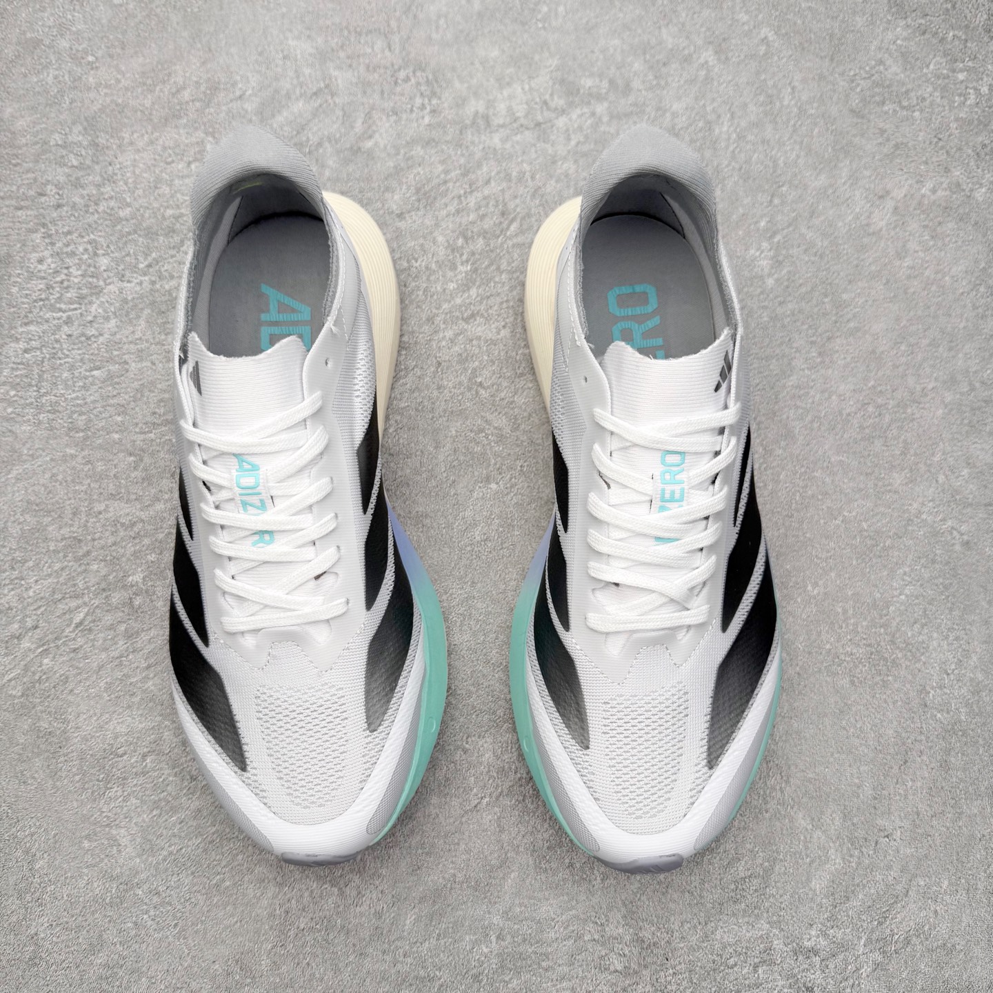 图片[2]-AD Adizero Drive RC M 马拉松竞速专业跑鞋 CELERMESH针织网面非常轻薄 纤维间的缝隙很大 可以保证跑步时的透气、排汗效果 鞋舌直接与两侧的内衬和鞋底连接在一起 在跑步过程中不会被鞋舌的左右移动所困扰 在标准鞋带孔的基础上再拓宽一组鞋带孔 适合不同脚型的需求 突破性 EnergyRods 技术，有助于跑者实现更好的成绩 中底独特的LIGHTSTRIKE PRO泡棉材质 微弹感觉在跑步过程中给予了良好的支撑体验 对于顶级精英和高水平进阶跑者来说 ADIOS PRO是一双值得信赖的竞速比赛用鞋 尺码：36 36.5 37.5 38 38.5 39 40 40.5 41 42 42.5 43 44 44.5 45-选品中心