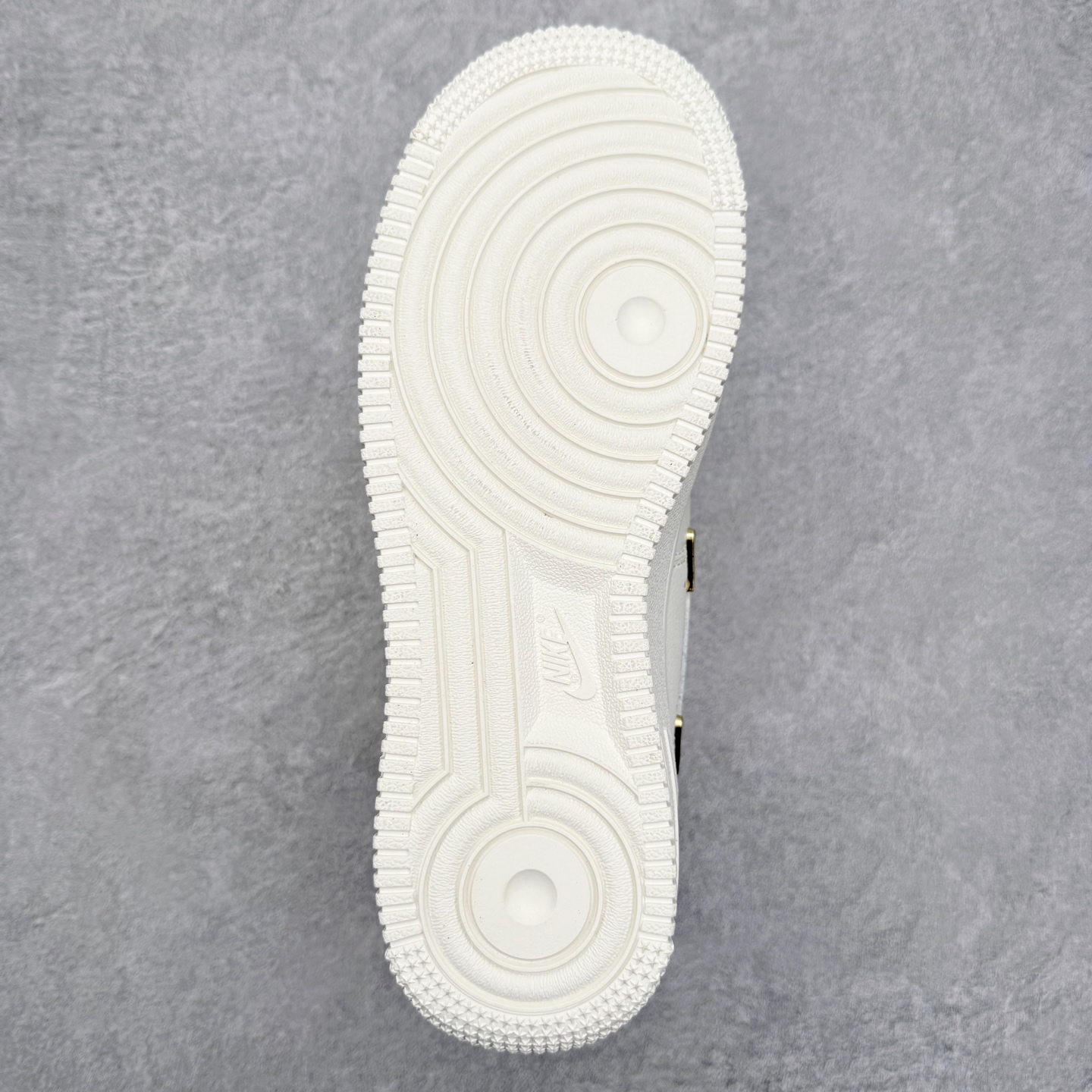 图片[9]-NK Air Force 1´07 Low 空军一号低帮百搭休闲运动板鞋 ZH0316-151 柔软、弹性十足的缓震性能和出色的中底设计 横跨复古与现代的外型结合 造就出风靡全球 三十多年的Force 1 直到今天还深受青睐 实拍调校N版已经零色差零失真 百分百还原实物色彩所见即所得 不存在货不对板色差等低级问题 选购参考实物拍摄 不混卖不参货 只用心做好货严格选品 承诺混一赔十 尺码：36 36.5 37.5 38 38.5 39 40 40.5 41 42 42.5 43 44 44.5 45-选品中心