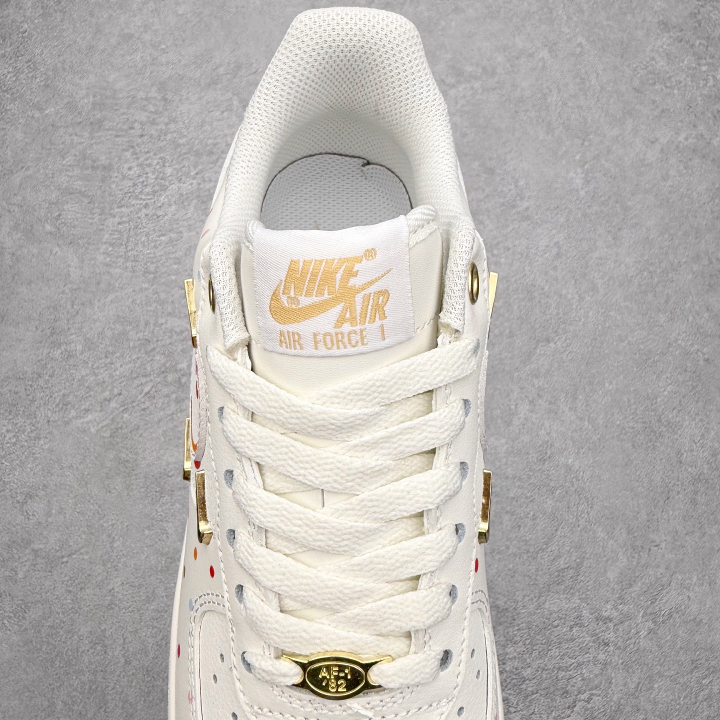 图片[5]-NK Air Force 1´07 Low 空军一号低帮百搭休闲运动板鞋 ZH0316-151 柔软、弹性十足的缓震性能和出色的中底设计 横跨复古与现代的外型结合 造就出风靡全球 三十多年的Force 1 直到今天还深受青睐 实拍调校N版已经零色差零失真 百分百还原实物色彩所见即所得 不存在货不对板色差等低级问题 选购参考实物拍摄 不混卖不参货 只用心做好货严格选品 承诺混一赔十 尺码：36 36.5 37.5 38 38.5 39 40 40.5 41 42 42.5 43 44 44.5 45-选品中心