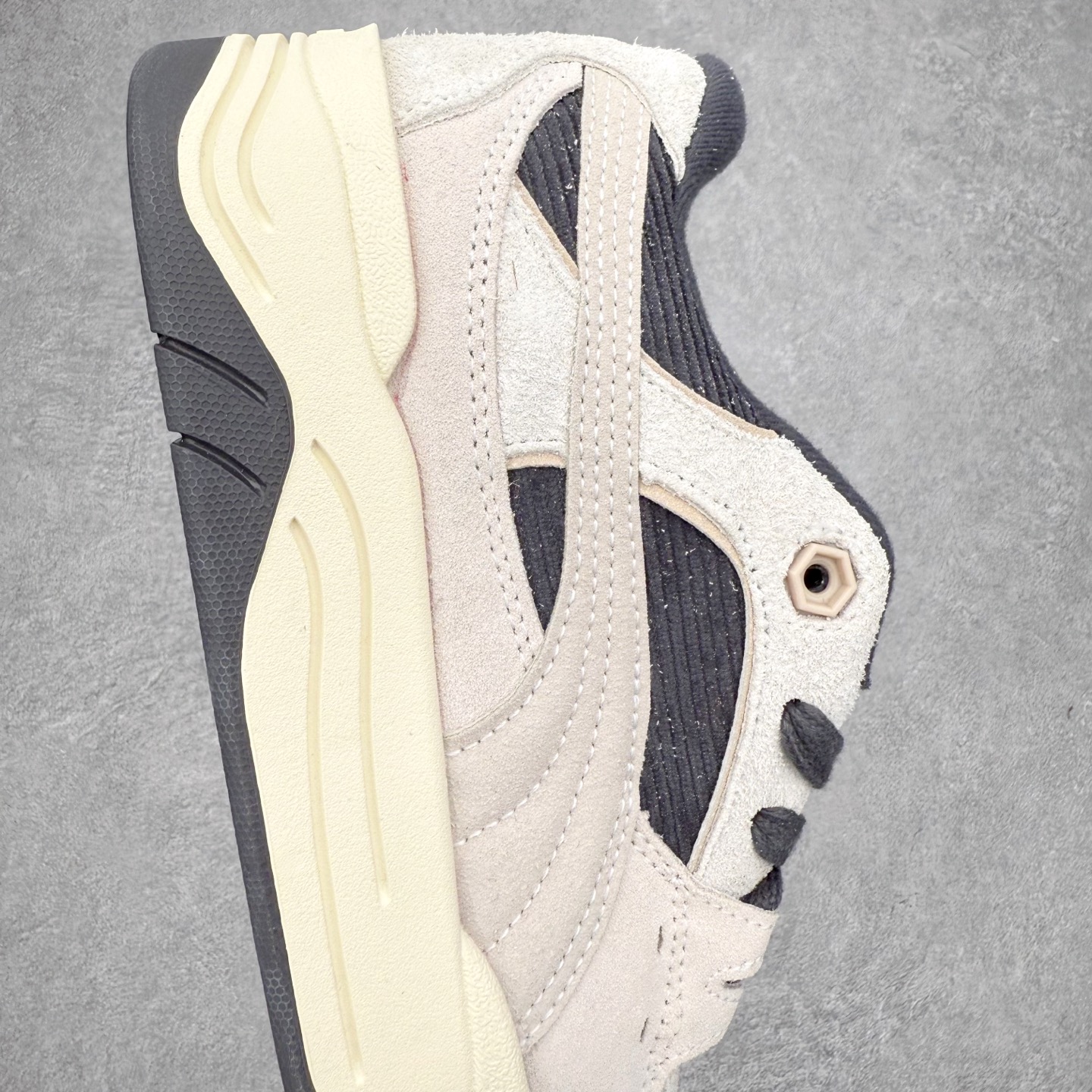 图片[6]-＃福利特价 PUMA 180 Night Rider 彪马 防滑耐磨低帮休闲板鞋 设计灵感源自90及00一代的滑板运动文化 简约又不失设计巧思的帅气风格让它轻松驾驭日常休闲或滑板场合 运动兼具匠心 细节彰显品质 衬垫边缘以提供支撑和灵活性 强化鞋头以承受持续的磨损 耐磨性强 稳定性高 抓地更牢 不易打滑 货号： 394873 尺码： 35 36 36.5 37.5 38 38.5 39 40 40.5 41 42 42.5 43 44 45-选品中心