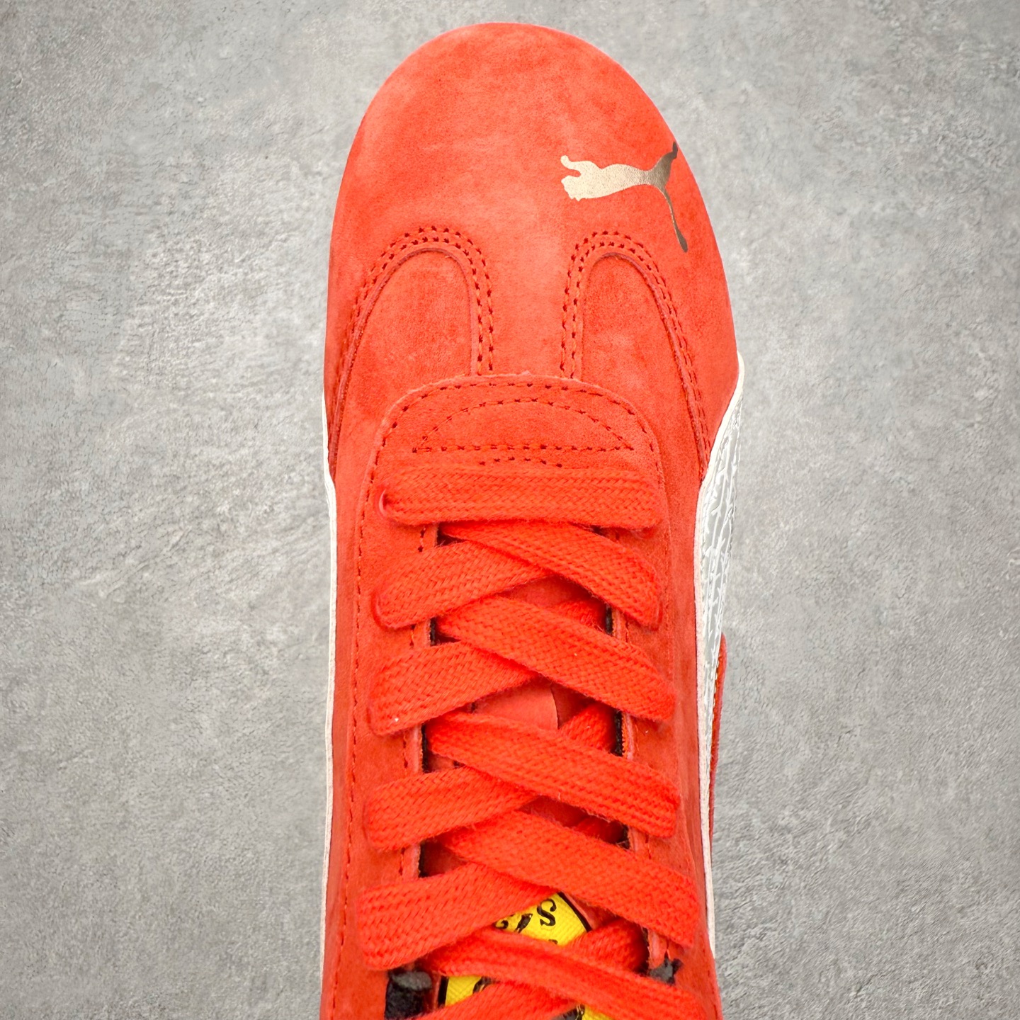 图片[4]-PUMA Speedca OG 彪马极速赛车系列低帮德训风拼接复古百搭休闲运动赛车鞋 鞋款从80、90年代赛车手所穿的防火赛车鞋为原型，鞋身线条模仿了赛车的流线廓形，体现了空气动力学原理的结构。简约流畅的外观，恰好又和贯穿其中的Formstrip Logo融合恰到好处，视觉上细节丰富且协调。本次Speedcat OG鞋款归来，最大看点自然式保留了窄版鞋型以及薄底构造。这两年各品牌鞋底越做越厚，Speedcat反其道而行之，上脚几乎无鞋底的效果带来耳目一新的视觉体验。鞋面依旧是以质感细腻的麂皮材质打造，并且大面积近乎全包裹的使用，复古味道也愈发浓烈。配色上更是将最原始的黑色和红色带回，向F1赛车队的标志性队服致敬。相信让各位一眼种草的更多是出挑的大红色，上脚即可瞬间点亮整体造型，在以球鞋为核心的OOTD中脱颖而出。而另一款黑色则是低调的万金油，彰显新潮个性的同时又不喧宾夺主，也是热爱简约系穿搭朋友的首选。 尺码：35.5 36 37 37.5 38 38.5 39 40 40.5 41 42 42.5 43 44 44.5 45-选品中心