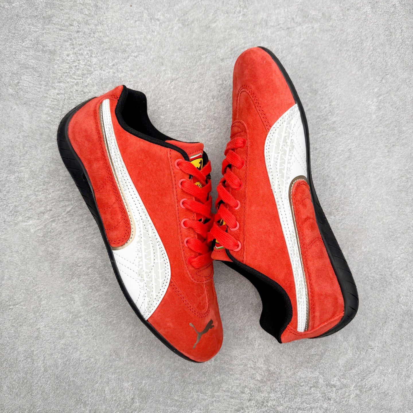 图片[3]-PUMA Speedca OG 彪马极速赛车系列低帮德训风拼接复古百搭休闲运动赛车鞋 鞋款从80、90年代赛车手所穿的防火赛车鞋为原型，鞋身线条模仿了赛车的流线廓形，体现了空气动力学原理的结构。简约流畅的外观，恰好又和贯穿其中的Formstrip Logo融合恰到好处，视觉上细节丰富且协调。本次Speedcat OG鞋款归来，最大看点自然式保留了窄版鞋型以及薄底构造。这两年各品牌鞋底越做越厚，Speedcat反其道而行之，上脚几乎无鞋底的效果带来耳目一新的视觉体验。鞋面依旧是以质感细腻的麂皮材质打造，并且大面积近乎全包裹的使用，复古味道也愈发浓烈。配色上更是将最原始的黑色和红色带回，向F1赛车队的标志性队服致敬。相信让各位一眼种草的更多是出挑的大红色，上脚即可瞬间点亮整体造型，在以球鞋为核心的OOTD中脱颖而出。而另一款黑色则是低调的万金油，彰显新潮个性的同时又不喧宾夺主，也是热爱简约系穿搭朋友的首选。 尺码：35.5 36 37 37.5 38 38.5 39 40 40.5 41 42 42.5 43 44 44.5 45-选品中心