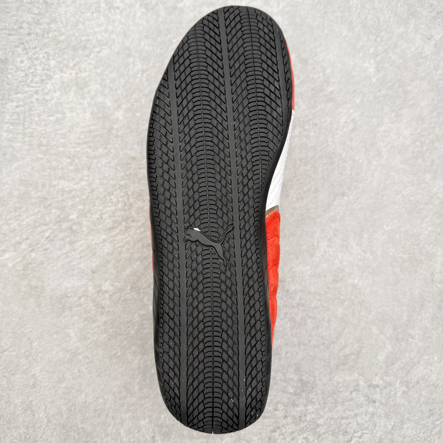 图片[9]-PUMA Speedca OG 彪马极速赛车系列低帮德训风拼接复古百搭休闲运动赛车鞋 鞋款从80、90年代赛车手所穿的防火赛车鞋为原型，鞋身线条模仿了赛车的流线廓形，体现了空气动力学原理的结构。简约流畅的外观，恰好又和贯穿其中的Formstrip Logo融合恰到好处，视觉上细节丰富且协调。本次Speedcat OG鞋款归来，最大看点自然式保留了窄版鞋型以及薄底构造。这两年各品牌鞋底越做越厚，Speedcat反其道而行之，上脚几乎无鞋底的效果带来耳目一新的视觉体验。鞋面依旧是以质感细腻的麂皮材质打造，并且大面积近乎全包裹的使用，复古味道也愈发浓烈。配色上更是将最原始的黑色和红色带回，向F1赛车队的标志性队服致敬。相信让各位一眼种草的更多是出挑的大红色，上脚即可瞬间点亮整体造型，在以球鞋为核心的OOTD中脱颖而出。而另一款黑色则是低调的万金油，彰显新潮个性的同时又不喧宾夺主，也是热爱简约系穿搭朋友的首选。 尺码：35.5 36 37 37.5 38 38.5 39 40 40.5 41 42 42.5 43 44 44.5 45-选品中心