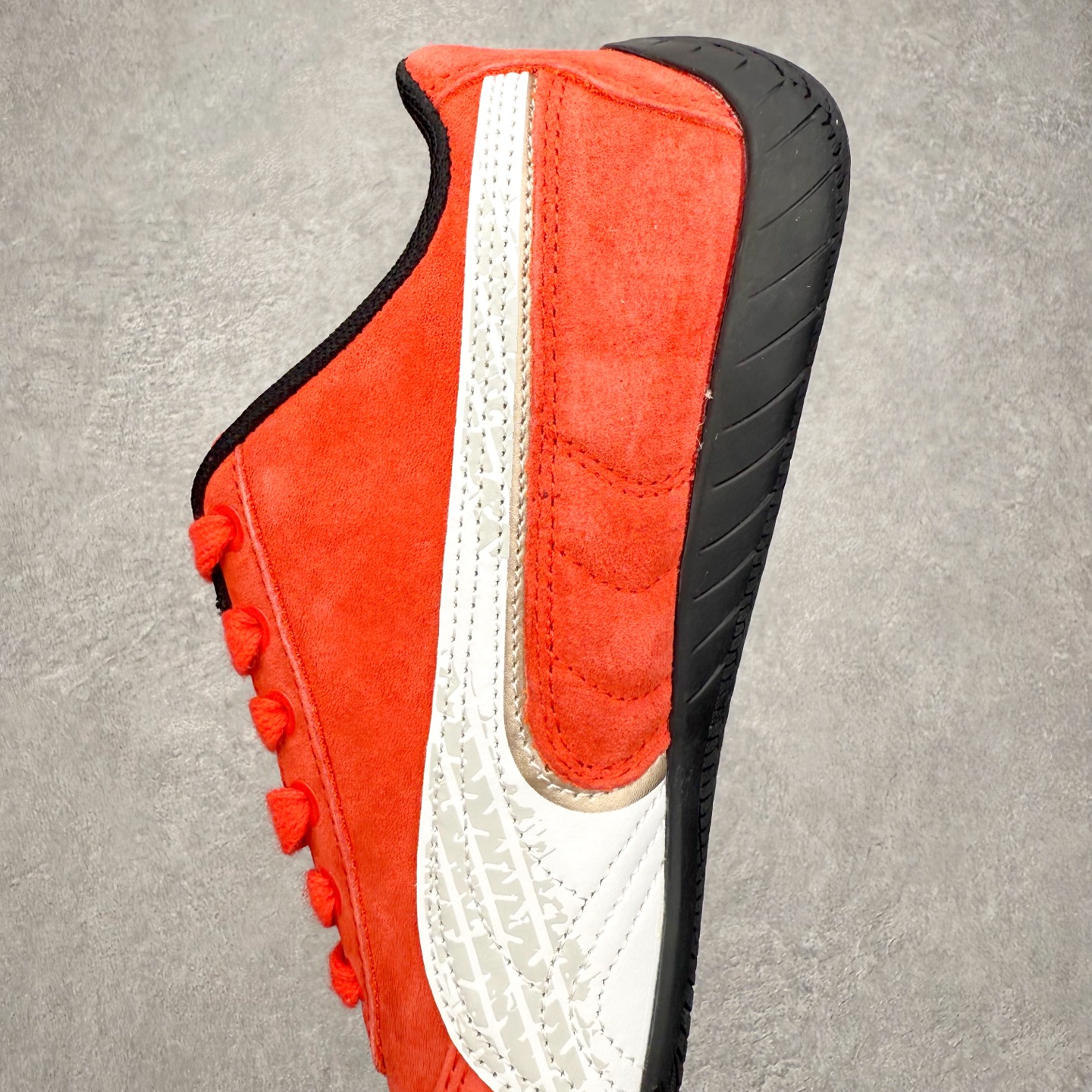 图片[7]-PUMA Speedca OG 彪马极速赛车系列低帮德训风拼接复古百搭休闲运动赛车鞋 鞋款从80、90年代赛车手所穿的防火赛车鞋为原型，鞋身线条模仿了赛车的流线廓形，体现了空气动力学原理的结构。简约流畅的外观，恰好又和贯穿其中的Formstrip Logo融合恰到好处，视觉上细节丰富且协调。本次Speedcat OG鞋款归来，最大看点自然式保留了窄版鞋型以及薄底构造。这两年各品牌鞋底越做越厚，Speedcat反其道而行之，上脚几乎无鞋底的效果带来耳目一新的视觉体验。鞋面依旧是以质感细腻的麂皮材质打造，并且大面积近乎全包裹的使用，复古味道也愈发浓烈。配色上更是将最原始的黑色和红色带回，向F1赛车队的标志性队服致敬。相信让各位一眼种草的更多是出挑的大红色，上脚即可瞬间点亮整体造型，在以球鞋为核心的OOTD中脱颖而出。而另一款黑色则是低调的万金油，彰显新潮个性的同时又不喧宾夺主，也是热爱简约系穿搭朋友的首选。 尺码：35.5 36 37 37.5 38 38.5 39 40 40.5 41 42 42.5 43 44 44.5 45-选品中心