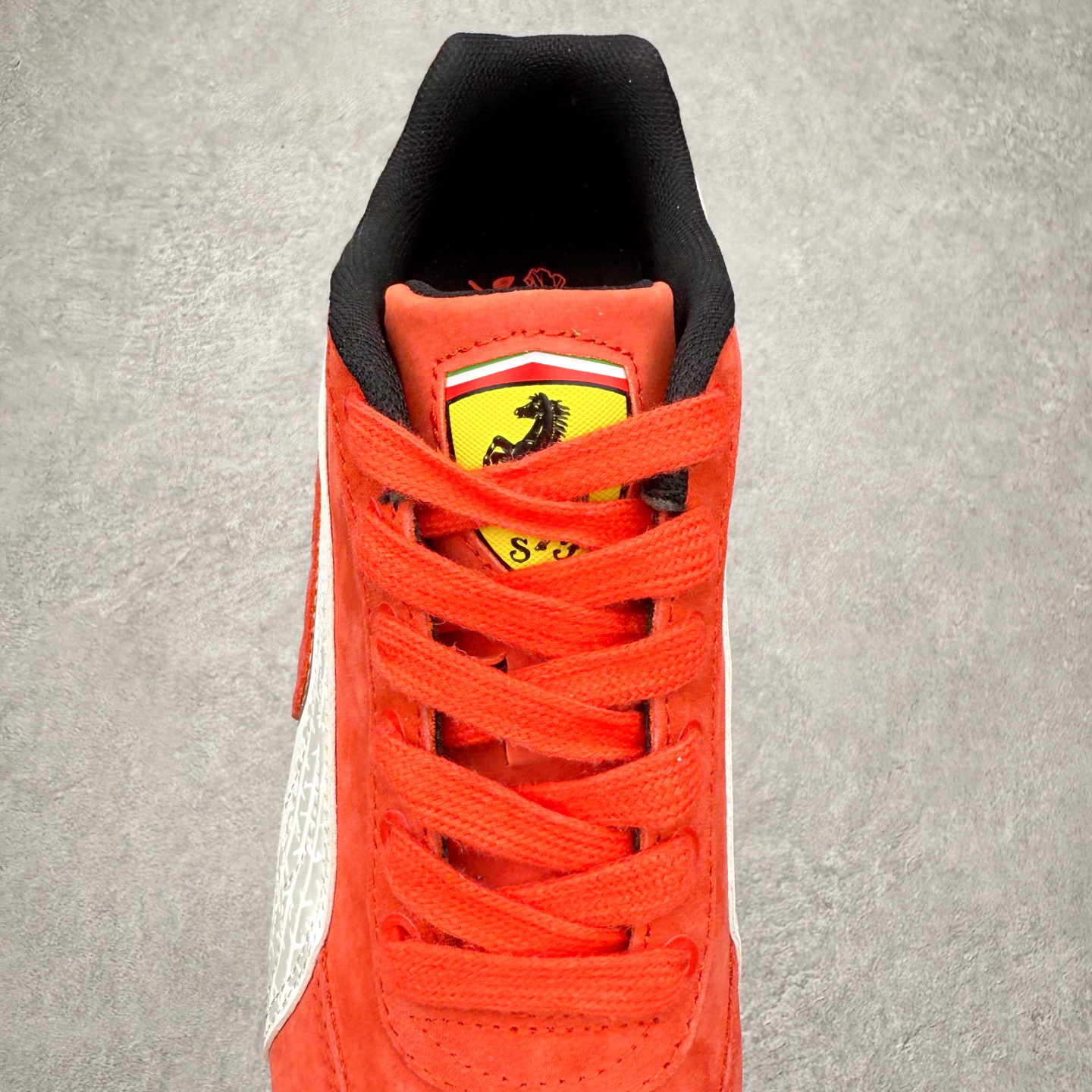 图片[5]-PUMA Speedca OG 彪马极速赛车系列低帮德训风拼接复古百搭休闲运动赛车鞋 鞋款从80、90年代赛车手所穿的防火赛车鞋为原型，鞋身线条模仿了赛车的流线廓形，体现了空气动力学原理的结构。简约流畅的外观，恰好又和贯穿其中的Formstrip Logo融合恰到好处，视觉上细节丰富且协调。本次Speedcat OG鞋款归来，最大看点自然式保留了窄版鞋型以及薄底构造。这两年各品牌鞋底越做越厚，Speedcat反其道而行之，上脚几乎无鞋底的效果带来耳目一新的视觉体验。鞋面依旧是以质感细腻的麂皮材质打造，并且大面积近乎全包裹的使用，复古味道也愈发浓烈。配色上更是将最原始的黑色和红色带回，向F1赛车队的标志性队服致敬。相信让各位一眼种草的更多是出挑的大红色，上脚即可瞬间点亮整体造型，在以球鞋为核心的OOTD中脱颖而出。而另一款黑色则是低调的万金油，彰显新潮个性的同时又不喧宾夺主，也是热爱简约系穿搭朋友的首选。 尺码：35.5 36 37 37.5 38 38.5 39 40 40.5 41 42 42.5 43 44 44.5 45-选品中心