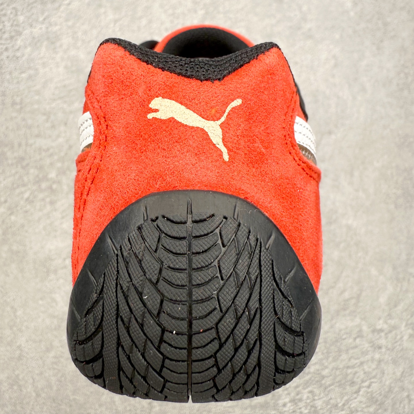 图片[8]-PUMA Speedca OG 彪马极速赛车系列低帮德训风拼接复古百搭休闲运动赛车鞋 鞋款从80、90年代赛车手所穿的防火赛车鞋为原型，鞋身线条模仿了赛车的流线廓形，体现了空气动力学原理的结构。简约流畅的外观，恰好又和贯穿其中的Formstrip Logo融合恰到好处，视觉上细节丰富且协调。本次Speedcat OG鞋款归来，最大看点自然式保留了窄版鞋型以及薄底构造。这两年各品牌鞋底越做越厚，Speedcat反其道而行之，上脚几乎无鞋底的效果带来耳目一新的视觉体验。鞋面依旧是以质感细腻的麂皮材质打造，并且大面积近乎全包裹的使用，复古味道也愈发浓烈。配色上更是将最原始的黑色和红色带回，向F1赛车队的标志性队服致敬。相信让各位一眼种草的更多是出挑的大红色，上脚即可瞬间点亮整体造型，在以球鞋为核心的OOTD中脱颖而出。而另一款黑色则是低调的万金油，彰显新潮个性的同时又不喧宾夺主，也是热爱简约系穿搭朋友的首选。 尺码：35.5 36 37 37.5 38 38.5 39 40 40.5 41 42 42.5 43 44 44.5 45-选品中心