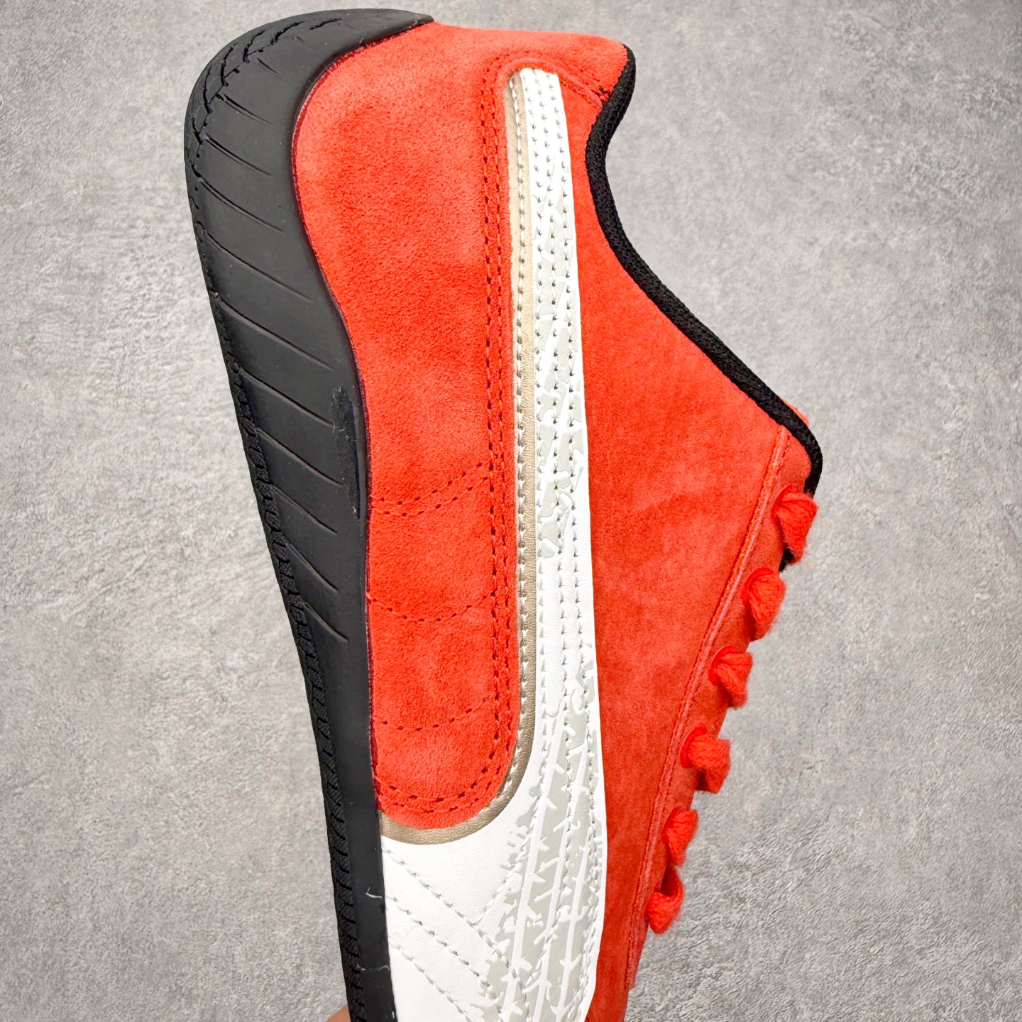 图片[6]-PUMA Speedca OG 彪马极速赛车系列低帮德训风拼接复古百搭休闲运动赛车鞋 鞋款从80、90年代赛车手所穿的防火赛车鞋为原型，鞋身线条模仿了赛车的流线廓形，体现了空气动力学原理的结构。简约流畅的外观，恰好又和贯穿其中的Formstrip Logo融合恰到好处，视觉上细节丰富且协调。本次Speedcat OG鞋款归来，最大看点自然式保留了窄版鞋型以及薄底构造。这两年各品牌鞋底越做越厚，Speedcat反其道而行之，上脚几乎无鞋底的效果带来耳目一新的视觉体验。鞋面依旧是以质感细腻的麂皮材质打造，并且大面积近乎全包裹的使用，复古味道也愈发浓烈。配色上更是将最原始的黑色和红色带回，向F1赛车队的标志性队服致敬。相信让各位一眼种草的更多是出挑的大红色，上脚即可瞬间点亮整体造型，在以球鞋为核心的OOTD中脱颖而出。而另一款黑色则是低调的万金油，彰显新潮个性的同时又不喧宾夺主，也是热爱简约系穿搭朋友的首选。 尺码：35.5 36 37 37.5 38 38.5 39 40 40.5 41 42 42.5 43 44 44.5 45-选品中心