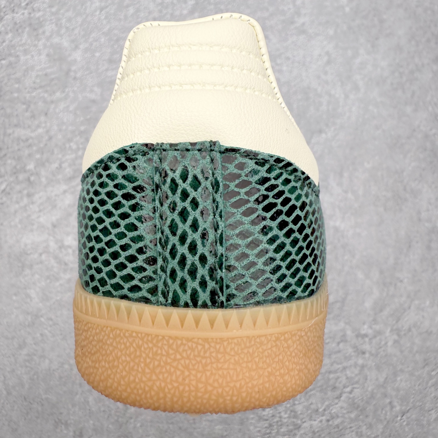 图片[8]-AD Original Samba OG 复古经典轻便板鞋 JR8848 口碑大厂出品 品控大底版型不断改良更新 全套原纸板楦头开发 确保原汁原味 完美呈现桑巴版型 一比一鞋头弧度高度鞋身弧度 此版本只针对中端市场 皮料材质有所更替 其他数据细节工艺流程均保持一致 绝不口嗨 细节品控鞋型随意对比 正确烫金高频细节 原装纳米超迁皮料 独家私模橡胶大底 原盒原配 这款桑巴鞋展示了高质量的工艺 带有装饰的超锁缝制和无缝的手感 柔软、柔软的皮革造型和标志性的3条纹完成了精致的外观 正规合身鞋带 鞋面上有绒面鞋垫 橡胶鞋底 享受正畸套筒软感 自50年代首次亮相以来就一直在赢得粉丝的青睐 尺码：35.5 36 36.5 37.5 38 38.5 39 40 40.5 41 42 42.5 43 44 44.5 45-选品中心