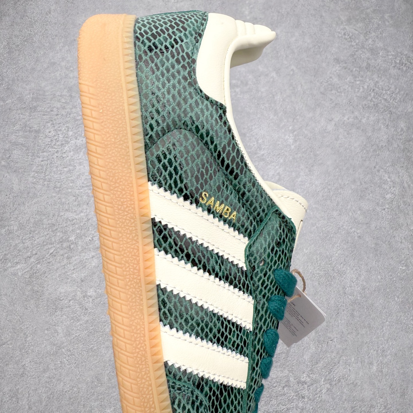 图片[6]-AD Original Samba OG 复古经典轻便板鞋 JR8848 口碑大厂出品 品控大底版型不断改良更新 全套原纸板楦头开发 确保原汁原味 完美呈现桑巴版型 一比一鞋头弧度高度鞋身弧度 此版本只针对中端市场 皮料材质有所更替 其他数据细节工艺流程均保持一致 绝不口嗨 细节品控鞋型随意对比 正确烫金高频细节 原装纳米超迁皮料 独家私模橡胶大底 原盒原配 这款桑巴鞋展示了高质量的工艺 带有装饰的超锁缝制和无缝的手感 柔软、柔软的皮革造型和标志性的3条纹完成了精致的外观 正规合身鞋带 鞋面上有绒面鞋垫 橡胶鞋底 享受正畸套筒软感 自50年代首次亮相以来就一直在赢得粉丝的青睐 尺码：35.5 36 36.5 37.5 38 38.5 39 40 40.5 41 42 42.5 43 44 44.5 45-选品中心