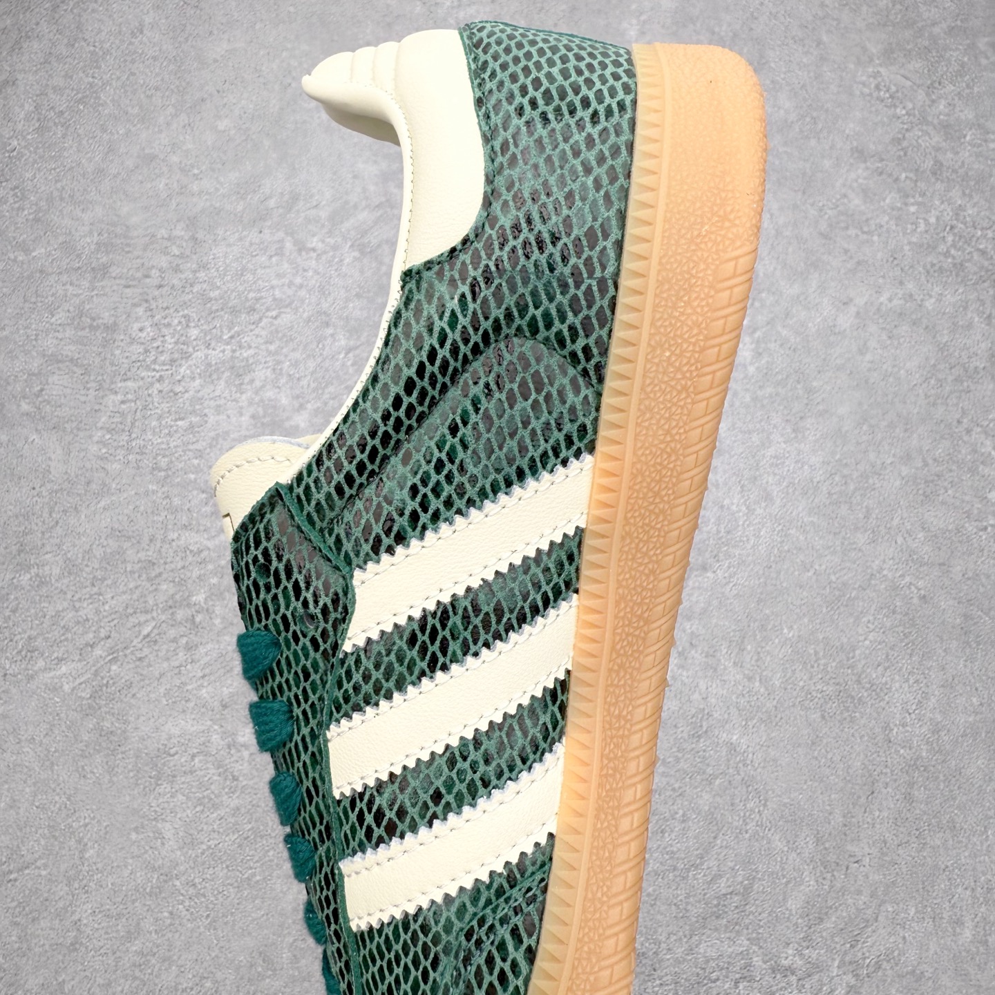 图片[7]-AD Original Samba OG 复古经典轻便板鞋 JR8848 口碑大厂出品 品控大底版型不断改良更新 全套原纸板楦头开发 确保原汁原味 完美呈现桑巴版型 一比一鞋头弧度高度鞋身弧度 此版本只针对中端市场 皮料材质有所更替 其他数据细节工艺流程均保持一致 绝不口嗨 细节品控鞋型随意对比 正确烫金高频细节 原装纳米超迁皮料 独家私模橡胶大底 原盒原配 这款桑巴鞋展示了高质量的工艺 带有装饰的超锁缝制和无缝的手感 柔软、柔软的皮革造型和标志性的3条纹完成了精致的外观 正规合身鞋带 鞋面上有绒面鞋垫 橡胶鞋底 享受正畸套筒软感 自50年代首次亮相以来就一直在赢得粉丝的青睐 尺码：35.5 36 36.5 37.5 38 38.5 39 40 40.5 41 42 42.5 43 44 44.5 45-选品中心