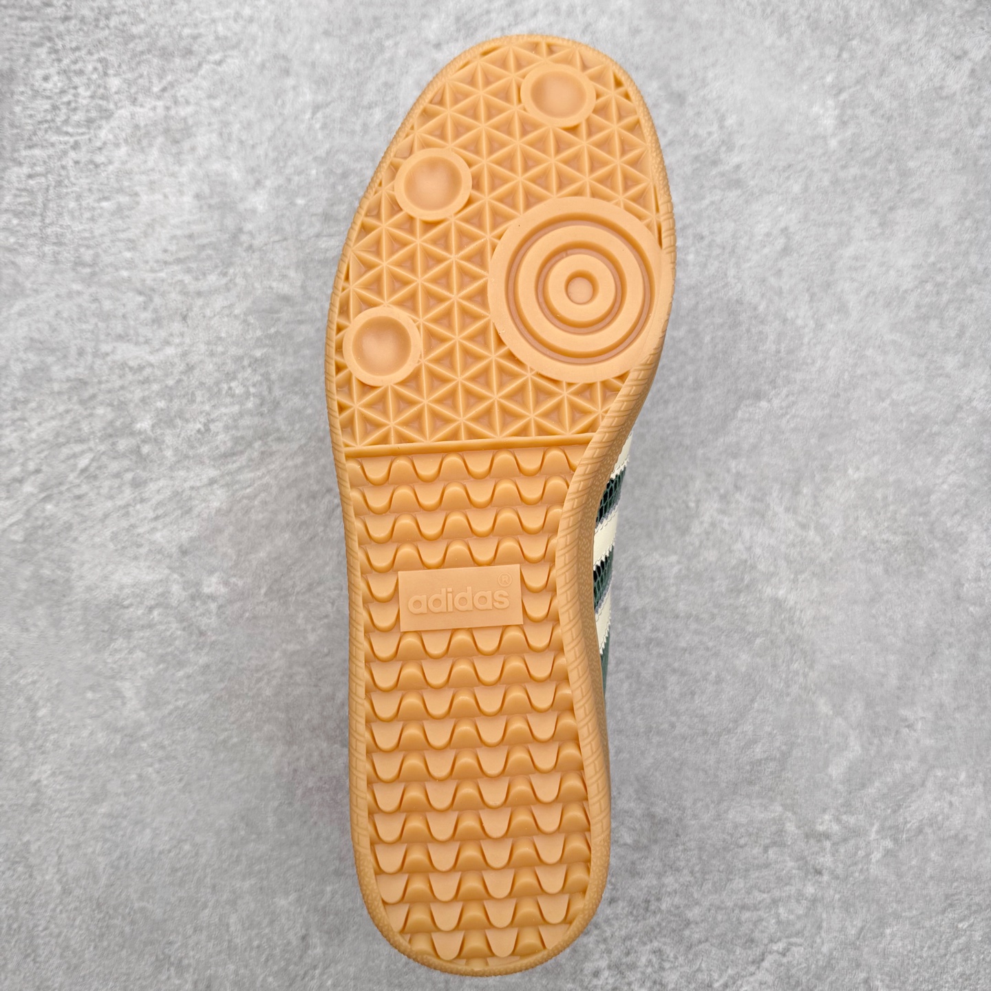 图片[9]-AD Original Samba OG 复古经典轻便板鞋 JR8848 口碑大厂出品 品控大底版型不断改良更新 全套原纸板楦头开发 确保原汁原味 完美呈现桑巴版型 一比一鞋头弧度高度鞋身弧度 此版本只针对中端市场 皮料材质有所更替 其他数据细节工艺流程均保持一致 绝不口嗨 细节品控鞋型随意对比 正确烫金高频细节 原装纳米超迁皮料 独家私模橡胶大底 原盒原配 这款桑巴鞋展示了高质量的工艺 带有装饰的超锁缝制和无缝的手感 柔软、柔软的皮革造型和标志性的3条纹完成了精致的外观 正规合身鞋带 鞋面上有绒面鞋垫 橡胶鞋底 享受正畸套筒软感 自50年代首次亮相以来就一直在赢得粉丝的青睐 尺码：35.5 36 36.5 37.5 38 38.5 39 40 40.5 41 42 42.5 43 44 44.5 45-选品中心