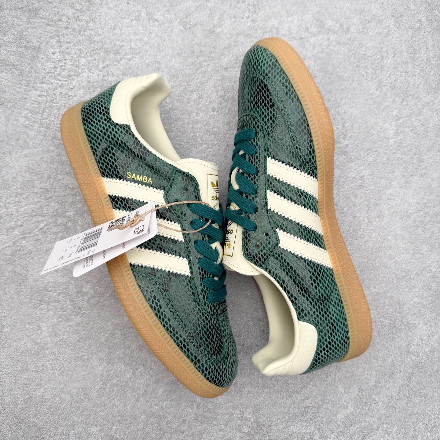 图片[3]-AD Original Samba OG 复古经典轻便板鞋 JR8848 口碑大厂出品 品控大底版型不断改良更新 全套原纸板楦头开发 确保原汁原味 完美呈现桑巴版型 一比一鞋头弧度高度鞋身弧度 此版本只针对中端市场 皮料材质有所更替 其他数据细节工艺流程均保持一致 绝不口嗨 细节品控鞋型随意对比 正确烫金高频细节 原装纳米超迁皮料 独家私模橡胶大底 原盒原配 这款桑巴鞋展示了高质量的工艺 带有装饰的超锁缝制和无缝的手感 柔软、柔软的皮革造型和标志性的3条纹完成了精致的外观 正规合身鞋带 鞋面上有绒面鞋垫 橡胶鞋底 享受正畸套筒软感 自50年代首次亮相以来就一直在赢得粉丝的青睐 尺码：35.5 36 36.5 37.5 38 38.5 39 40 40.5 41 42 42.5 43 44 44.5 45-选品中心