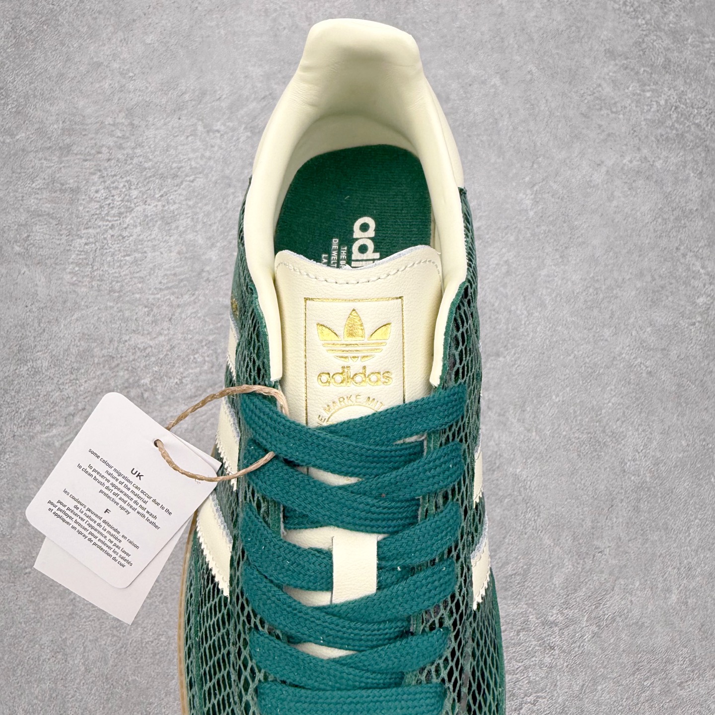 图片[5]-AD Original Samba OG 复古经典轻便板鞋 JR8848 口碑大厂出品 品控大底版型不断改良更新 全套原纸板楦头开发 确保原汁原味 完美呈现桑巴版型 一比一鞋头弧度高度鞋身弧度 此版本只针对中端市场 皮料材质有所更替 其他数据细节工艺流程均保持一致 绝不口嗨 细节品控鞋型随意对比 正确烫金高频细节 原装纳米超迁皮料 独家私模橡胶大底 原盒原配 这款桑巴鞋展示了高质量的工艺 带有装饰的超锁缝制和无缝的手感 柔软、柔软的皮革造型和标志性的3条纹完成了精致的外观 正规合身鞋带 鞋面上有绒面鞋垫 橡胶鞋底 享受正畸套筒软感 自50年代首次亮相以来就一直在赢得粉丝的青睐 尺码：35.5 36 36.5 37.5 38 38.5 39 40 40.5 41 42 42.5 43 44 44.5 45-选品中心