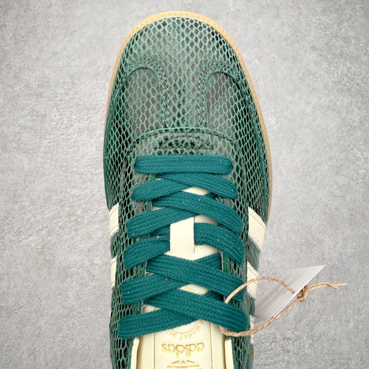 图片[4]-AD Original Samba OG 复古经典轻便板鞋 JR8848 口碑大厂出品 品控大底版型不断改良更新 全套原纸板楦头开发 确保原汁原味 完美呈现桑巴版型 一比一鞋头弧度高度鞋身弧度 此版本只针对中端市场 皮料材质有所更替 其他数据细节工艺流程均保持一致 绝不口嗨 细节品控鞋型随意对比 正确烫金高频细节 原装纳米超迁皮料 独家私模橡胶大底 原盒原配 这款桑巴鞋展示了高质量的工艺 带有装饰的超锁缝制和无缝的手感 柔软、柔软的皮革造型和标志性的3条纹完成了精致的外观 正规合身鞋带 鞋面上有绒面鞋垫 橡胶鞋底 享受正畸套筒软感 自50年代首次亮相以来就一直在赢得粉丝的青睐 尺码：35.5 36 36.5 37.5 38 38.5 39 40 40.5 41 42 42.5 43 44 44.5 45-选品中心