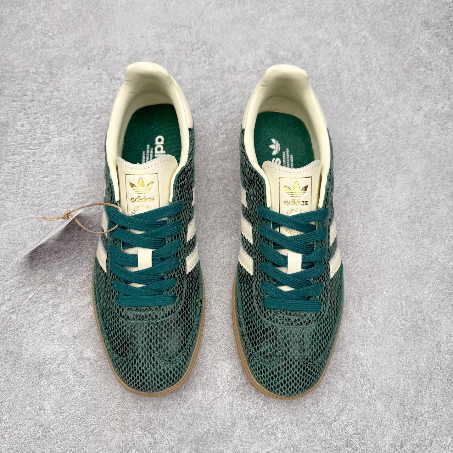 图片[2]-AD Original Samba OG 复古经典轻便板鞋 JR8848 口碑大厂出品 品控大底版型不断改良更新 全套原纸板楦头开发 确保原汁原味 完美呈现桑巴版型 一比一鞋头弧度高度鞋身弧度 此版本只针对中端市场 皮料材质有所更替 其他数据细节工艺流程均保持一致 绝不口嗨 细节品控鞋型随意对比 正确烫金高频细节 原装纳米超迁皮料 独家私模橡胶大底 原盒原配 这款桑巴鞋展示了高质量的工艺 带有装饰的超锁缝制和无缝的手感 柔软、柔软的皮革造型和标志性的3条纹完成了精致的外观 正规合身鞋带 鞋面上有绒面鞋垫 橡胶鞋底 享受正畸套筒软感 自50年代首次亮相以来就一直在赢得粉丝的青睐 尺码：35.5 36 36.5 37.5 38 38.5 39 40 40.5 41 42 42.5 43 44 44.5 45-选品中心