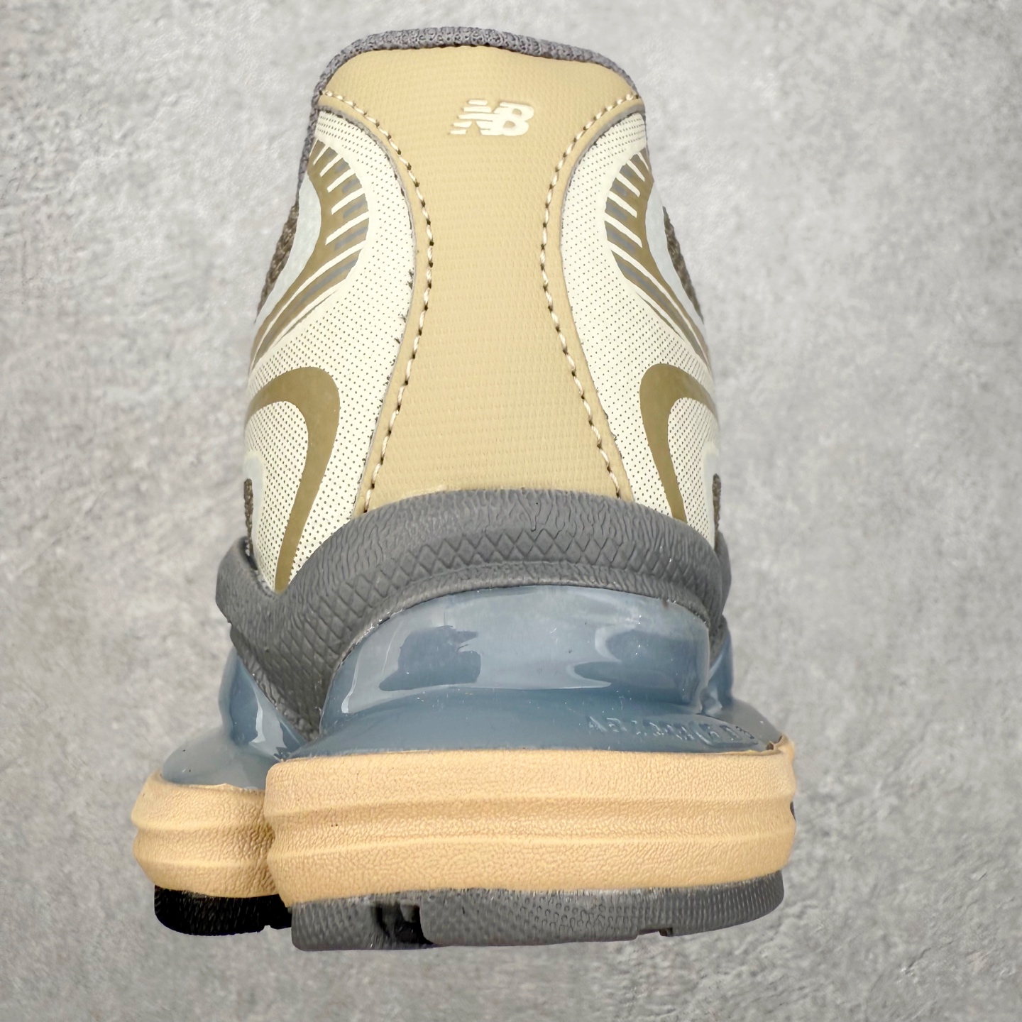 图片[8]-New Balance NB2000 舒适百搭防滑耐磨低帮 休闲跑步鞋 New Balance 在近两年的球鞋市场屡出奇招，在经典鞋型保持进一步增长的同时，推出的每一款新鞋型也都有傲人的战绩。在 327、9060 等鞋型获得成功之后，今天 New Balance 家族又迎来了新鲜血液的注入。这双 New Balance 2000 依然是融合了新旧元素的跑鞋造型，命名为 2000，或许是它的设计理念有着 Y2K 的血统。最大的亮点，在于这双鞋的中底。外侧以五个 ABZORB 单元，带来极具辨识度和冲击力的视觉效果，让这双鞋在外观和脚感方面都颇具吸引力。尺码：36 37 37.5 38 38.5 39 40 40.5 41 42 42.5 43 44 45 46-选品中心