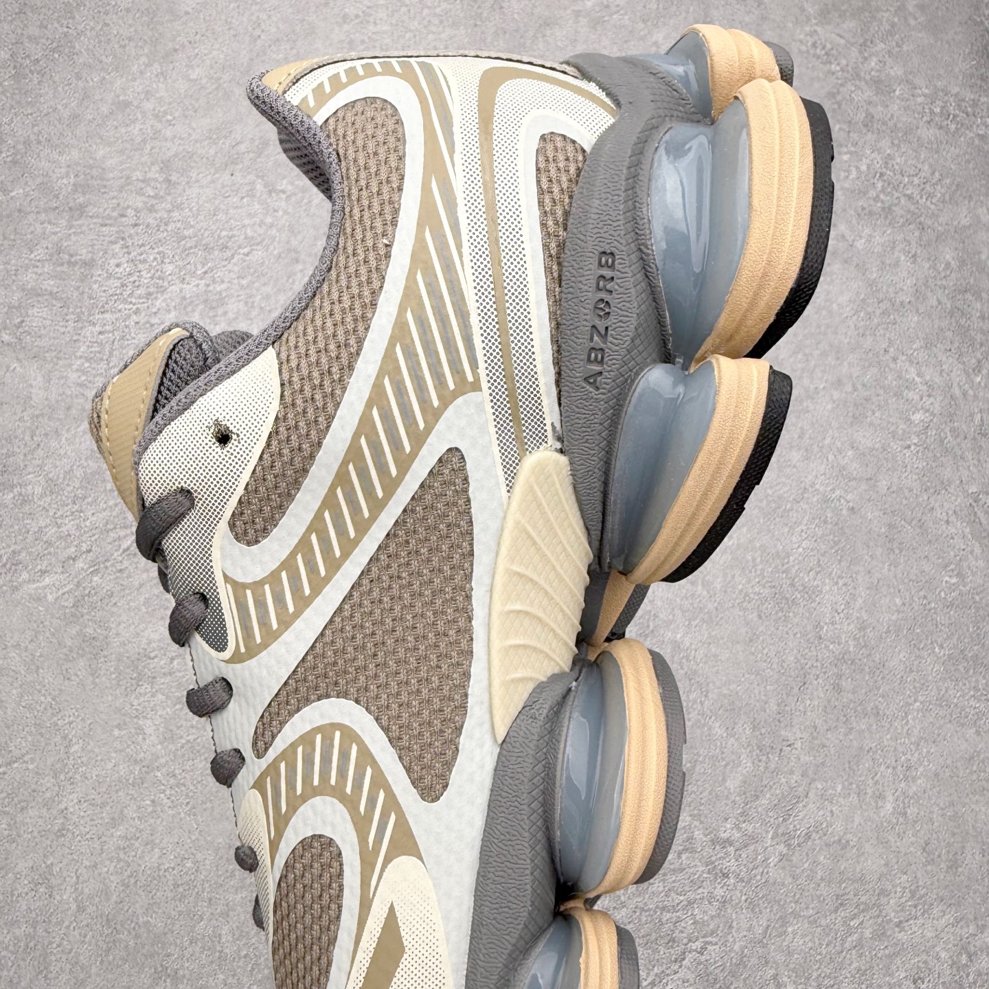 图片[7]-New Balance NB2000 舒适百搭防滑耐磨低帮 休闲跑步鞋 New Balance 在近两年的球鞋市场屡出奇招，在经典鞋型保持进一步增长的同时，推出的每一款新鞋型也都有傲人的战绩。在 327、9060 等鞋型获得成功之后，今天 New Balance 家族又迎来了新鲜血液的注入。这双 New Balance 2000 依然是融合了新旧元素的跑鞋造型，命名为 2000，或许是它的设计理念有着 Y2K 的血统。最大的亮点，在于这双鞋的中底。外侧以五个 ABZORB 单元，带来极具辨识度和冲击力的视觉效果，让这双鞋在外观和脚感方面都颇具吸引力。尺码：36 37 37.5 38 38.5 39 40 40.5 41 42 42.5 43 44 45 46-选品中心