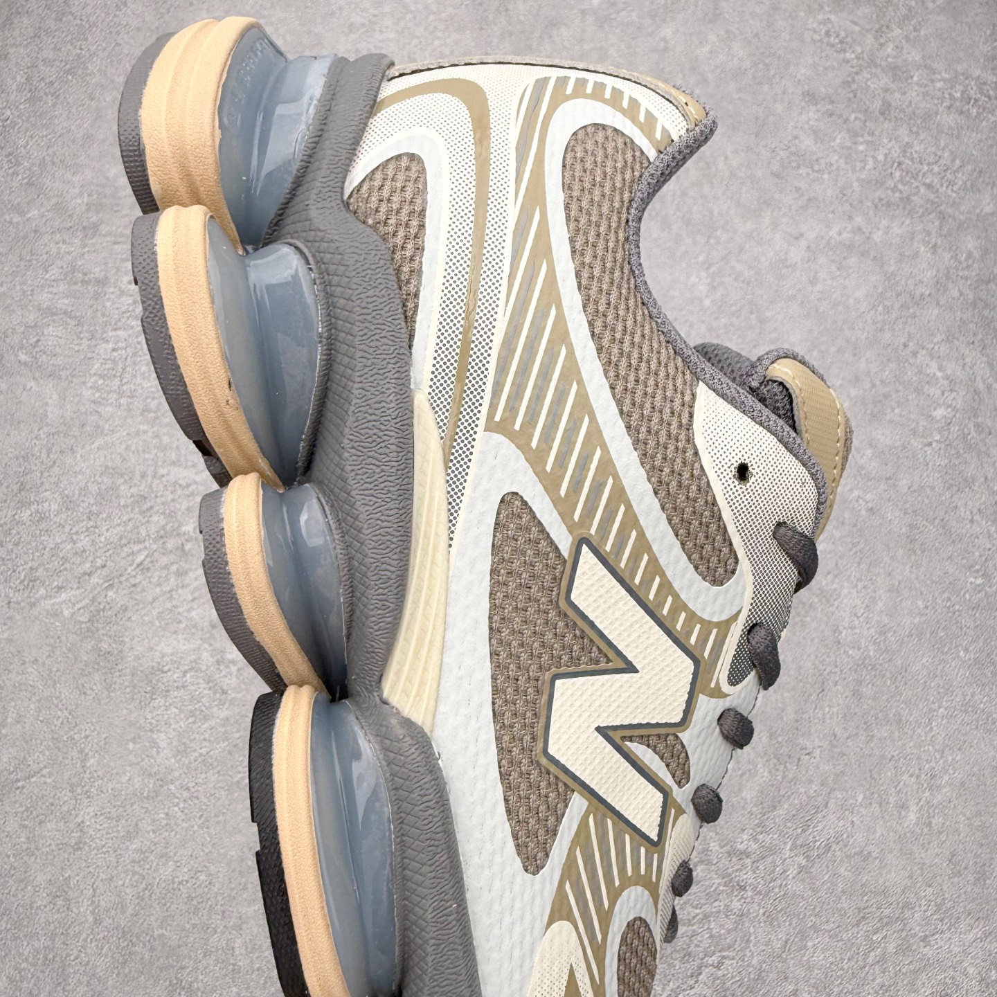 图片[6]-New Balance NB2000 舒适百搭防滑耐磨低帮 休闲跑步鞋 New Balance 在近两年的球鞋市场屡出奇招，在经典鞋型保持进一步增长的同时，推出的每一款新鞋型也都有傲人的战绩。在 327、9060 等鞋型获得成功之后，今天 New Balance 家族又迎来了新鲜血液的注入。这双 New Balance 2000 依然是融合了新旧元素的跑鞋造型，命名为 2000，或许是它的设计理念有着 Y2K 的血统。最大的亮点，在于这双鞋的中底。外侧以五个 ABZORB 单元，带来极具辨识度和冲击力的视觉效果，让这双鞋在外观和脚感方面都颇具吸引力。尺码：36 37 37.5 38 38.5 39 40 40.5 41 42 42.5 43 44 45 46-选品中心