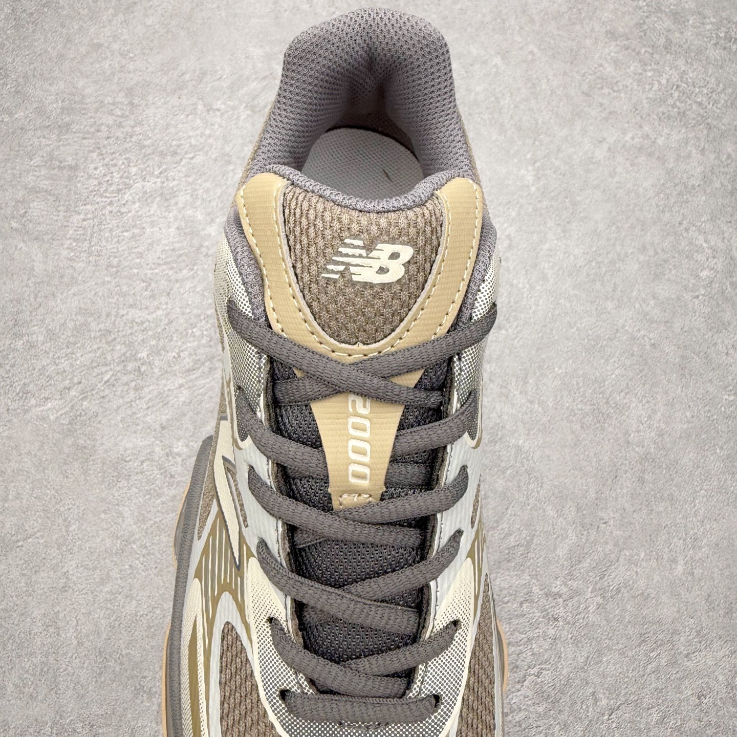 图片[5]-New Balance NB2000 舒适百搭防滑耐磨低帮 休闲跑步鞋 New Balance 在近两年的球鞋市场屡出奇招，在经典鞋型保持进一步增长的同时，推出的每一款新鞋型也都有傲人的战绩。在 327、9060 等鞋型获得成功之后，今天 New Balance 家族又迎来了新鲜血液的注入。这双 New Balance 2000 依然是融合了新旧元素的跑鞋造型，命名为 2000，或许是它的设计理念有着 Y2K 的血统。最大的亮点，在于这双鞋的中底。外侧以五个 ABZORB 单元，带来极具辨识度和冲击力的视觉效果，让这双鞋在外观和脚感方面都颇具吸引力。尺码：36 37 37.5 38 38.5 39 40 40.5 41 42 42.5 43 44 45 46-选品中心