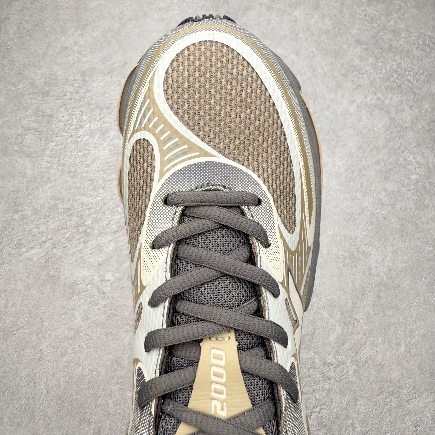 图片[4]-New Balance NB2000 舒适百搭防滑耐磨低帮 休闲跑步鞋 New Balance 在近两年的球鞋市场屡出奇招，在经典鞋型保持进一步增长的同时，推出的每一款新鞋型也都有傲人的战绩。在 327、9060 等鞋型获得成功之后，今天 New Balance 家族又迎来了新鲜血液的注入。这双 New Balance 2000 依然是融合了新旧元素的跑鞋造型，命名为 2000，或许是它的设计理念有着 Y2K 的血统。最大的亮点，在于这双鞋的中底。外侧以五个 ABZORB 单元，带来极具辨识度和冲击力的视觉效果，让这双鞋在外观和脚感方面都颇具吸引力。尺码：36 37 37.5 38 38.5 39 40 40.5 41 42 42.5 43 44 45 46-选品中心