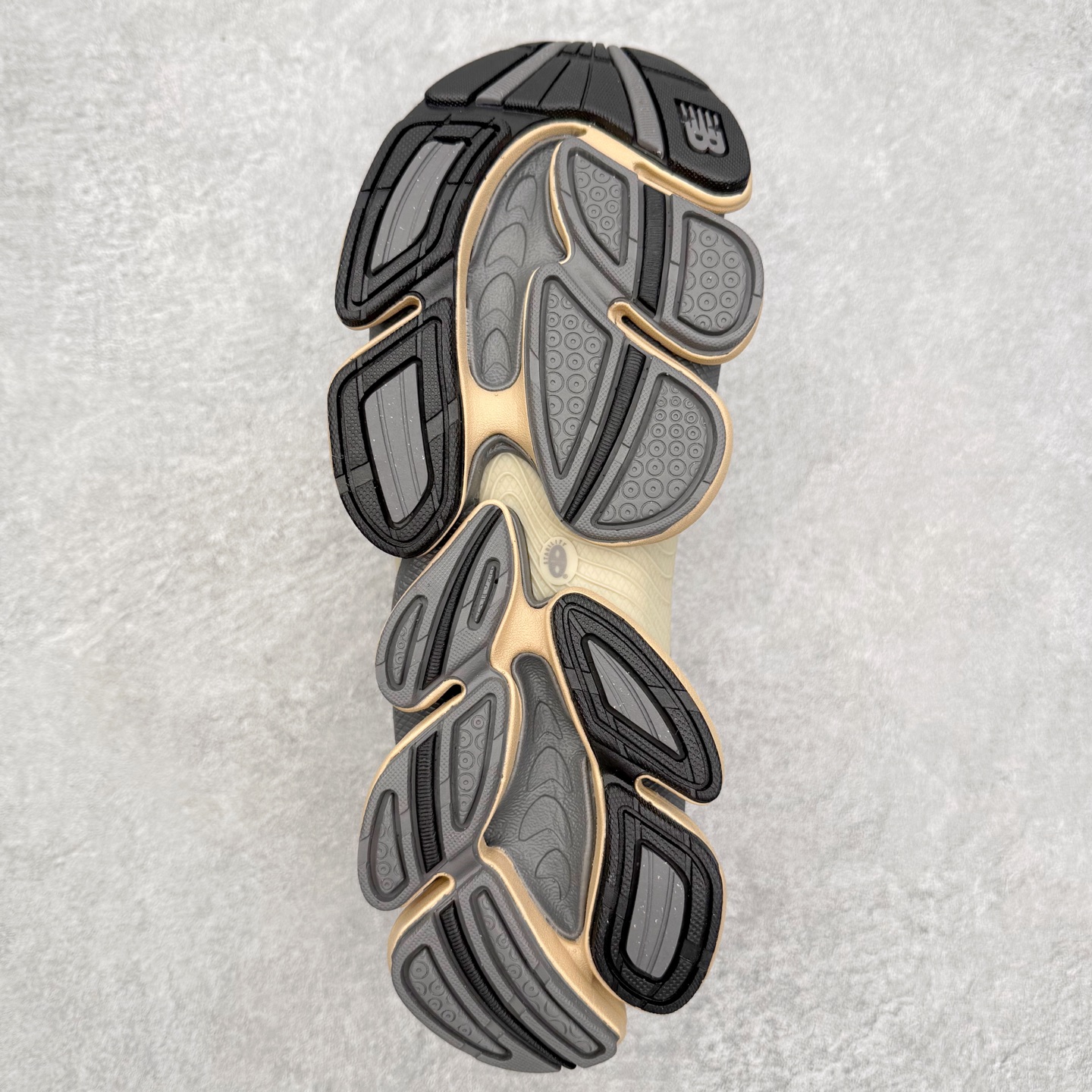 图片[9]-New Balance NB2000 舒适百搭防滑耐磨低帮 休闲跑步鞋 New Balance 在近两年的球鞋市场屡出奇招，在经典鞋型保持进一步增长的同时，推出的每一款新鞋型也都有傲人的战绩。在 327、9060 等鞋型获得成功之后，今天 New Balance 家族又迎来了新鲜血液的注入。这双 New Balance 2000 依然是融合了新旧元素的跑鞋造型，命名为 2000，或许是它的设计理念有着 Y2K 的血统。最大的亮点，在于这双鞋的中底。外侧以五个 ABZORB 单元，带来极具辨识度和冲击力的视觉效果，让这双鞋在外观和脚感方面都颇具吸引力。尺码：36 37 37.5 38 38.5 39 40 40.5 41 42 42.5 43 44 45 46-选品中心